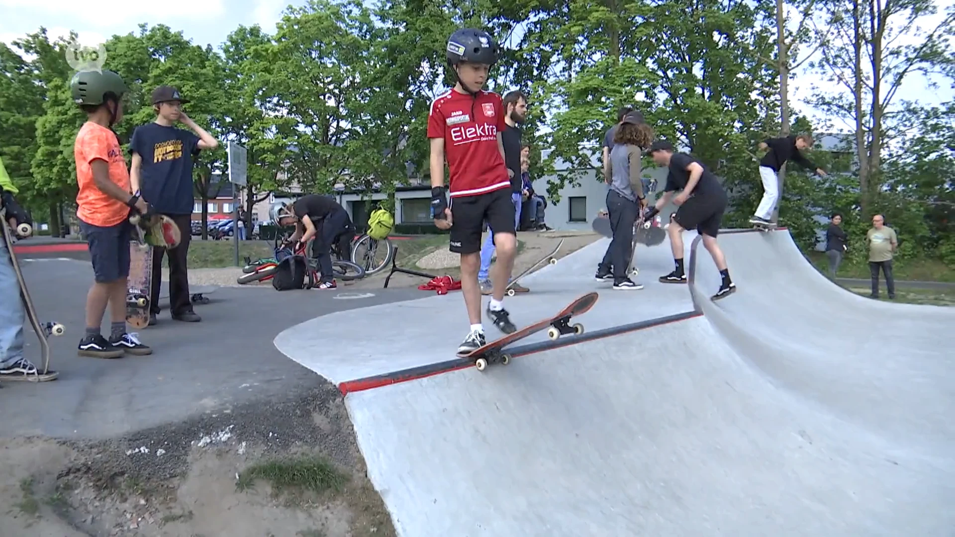 Nieuw dorpsplein Eksaarde helemaal op maat van jeugd: bochtig BMX-parcours en skatepark met DJ-booth