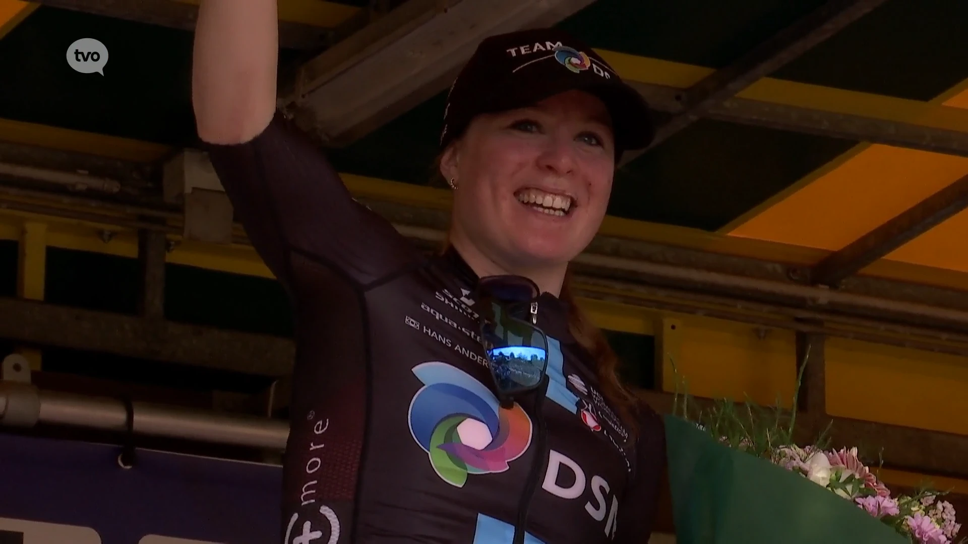 Charlotte Kool (Team DSM) wint GP Eco-Struct in Schellebelle: "Het was een geheim dat we vandaag voor mij gingen sprinten"