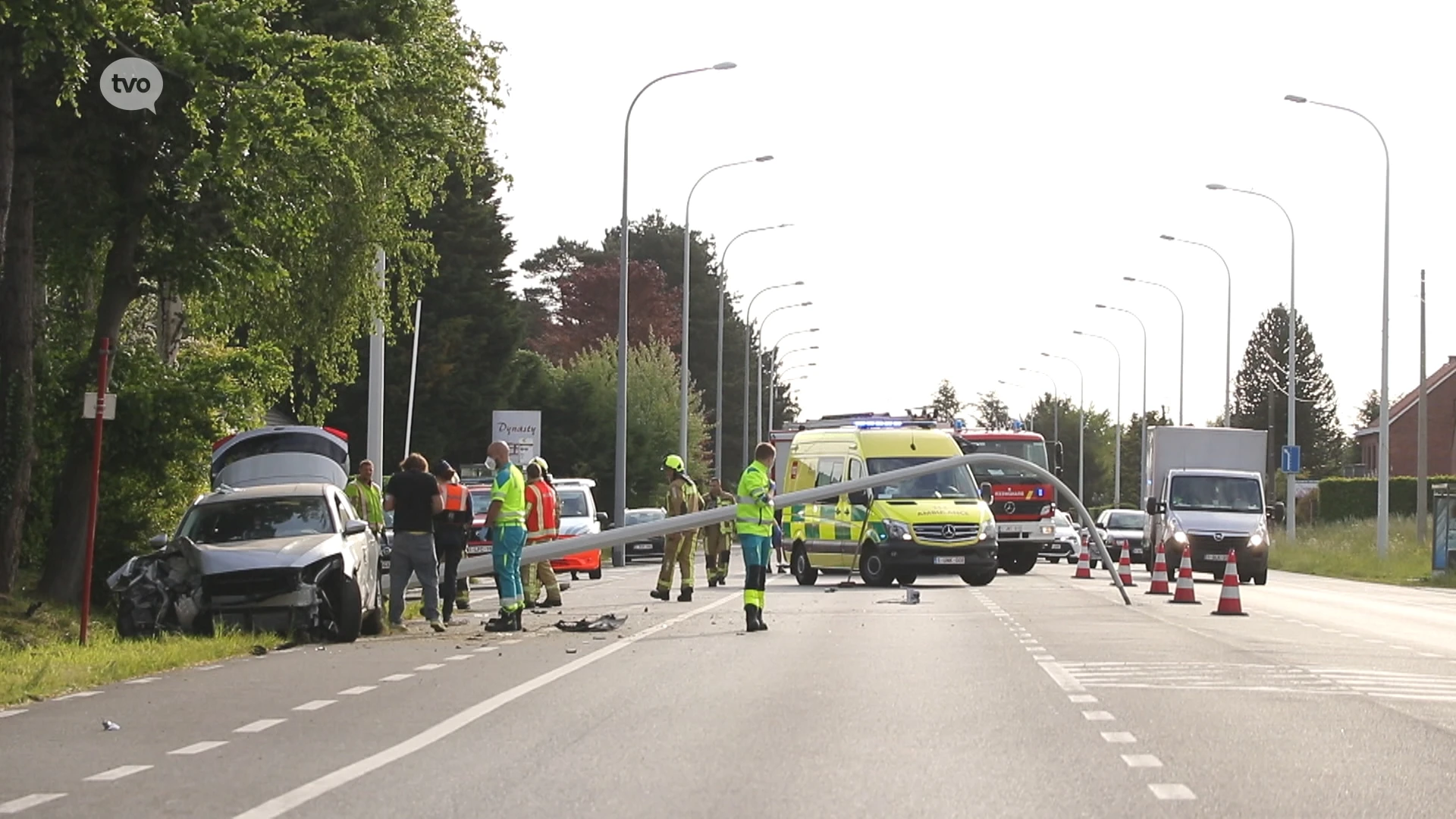 Auto frontaal op verlichtingspaal op Nieuwe Baan in Belsele