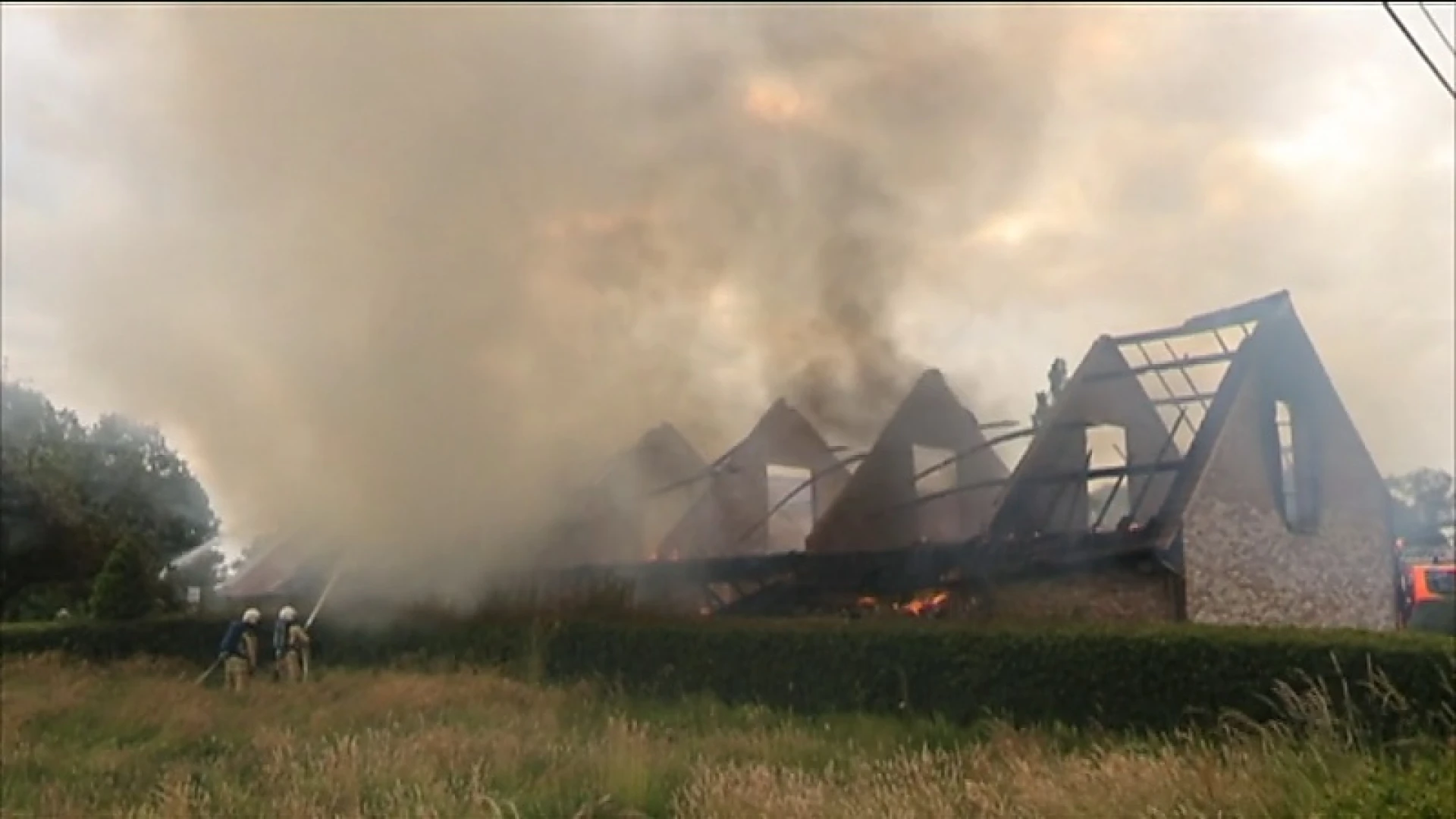 Zware brand vernielt schuur in Daknam
