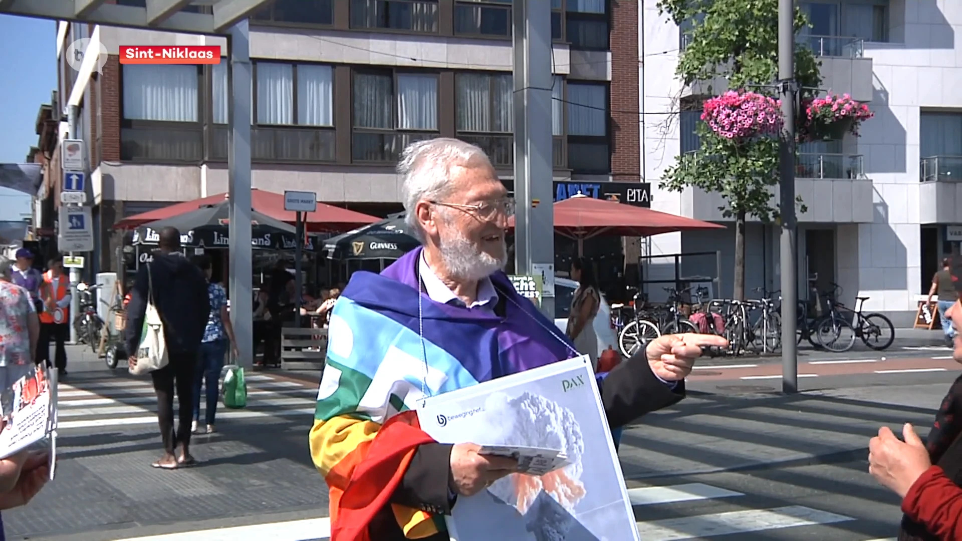 Vredesactie met petitie tegen nucleaire wapens bij marktgangers in Sint-Niklaas