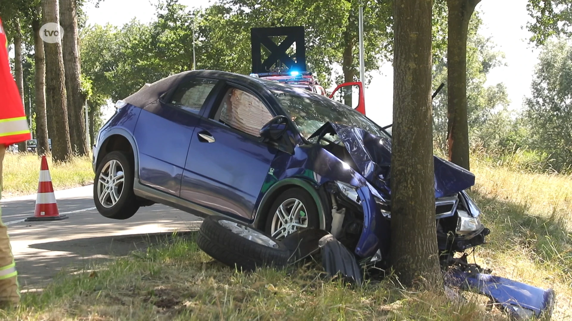 Jonge bestuurder zwaargewond na klap tegen boom in Meerdonk