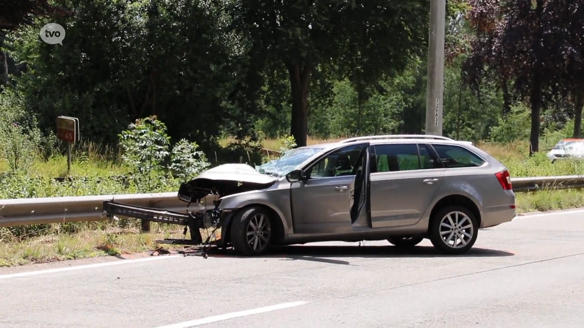 Man zwaargewond na crash op N45 in Denderhoutem