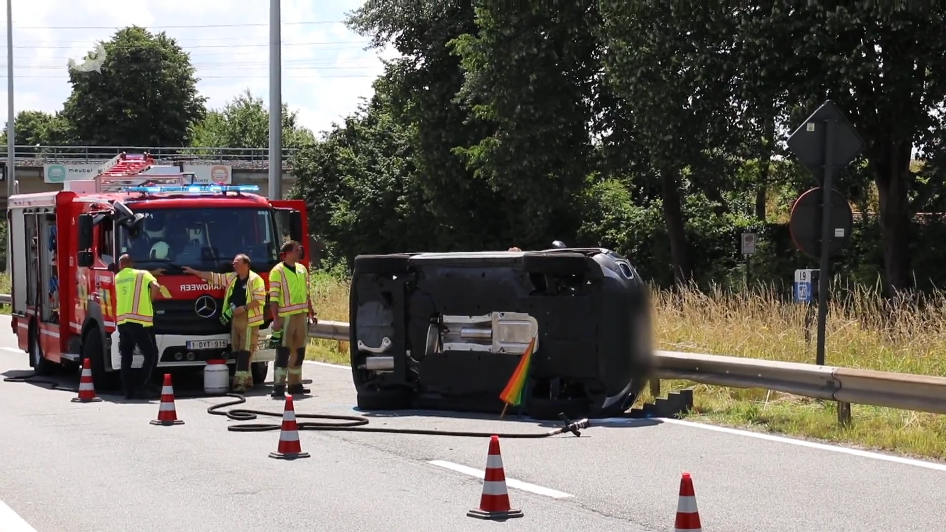 Erembodegem: wagen op z'n flank na aanrijding aan Albatros