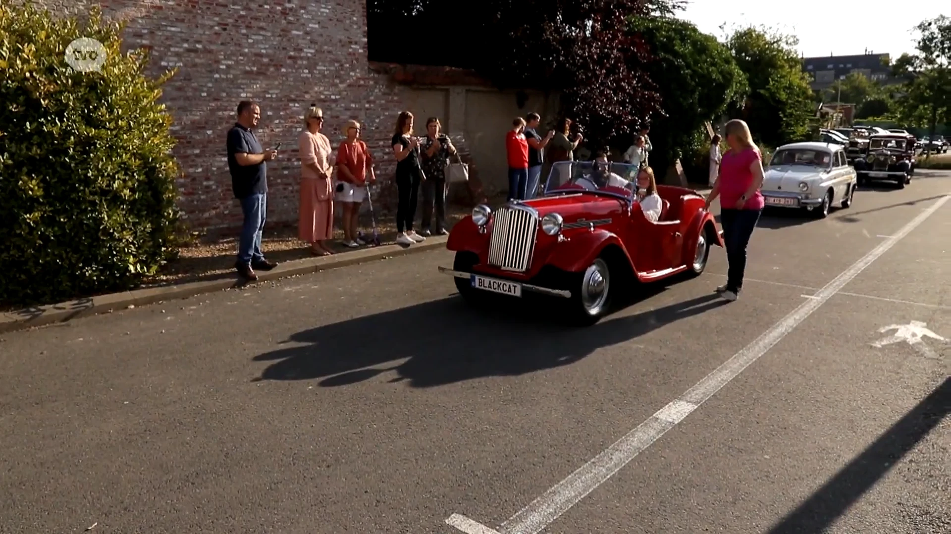 Parade met oldtimers voor zesdejaars uit Waasmunster