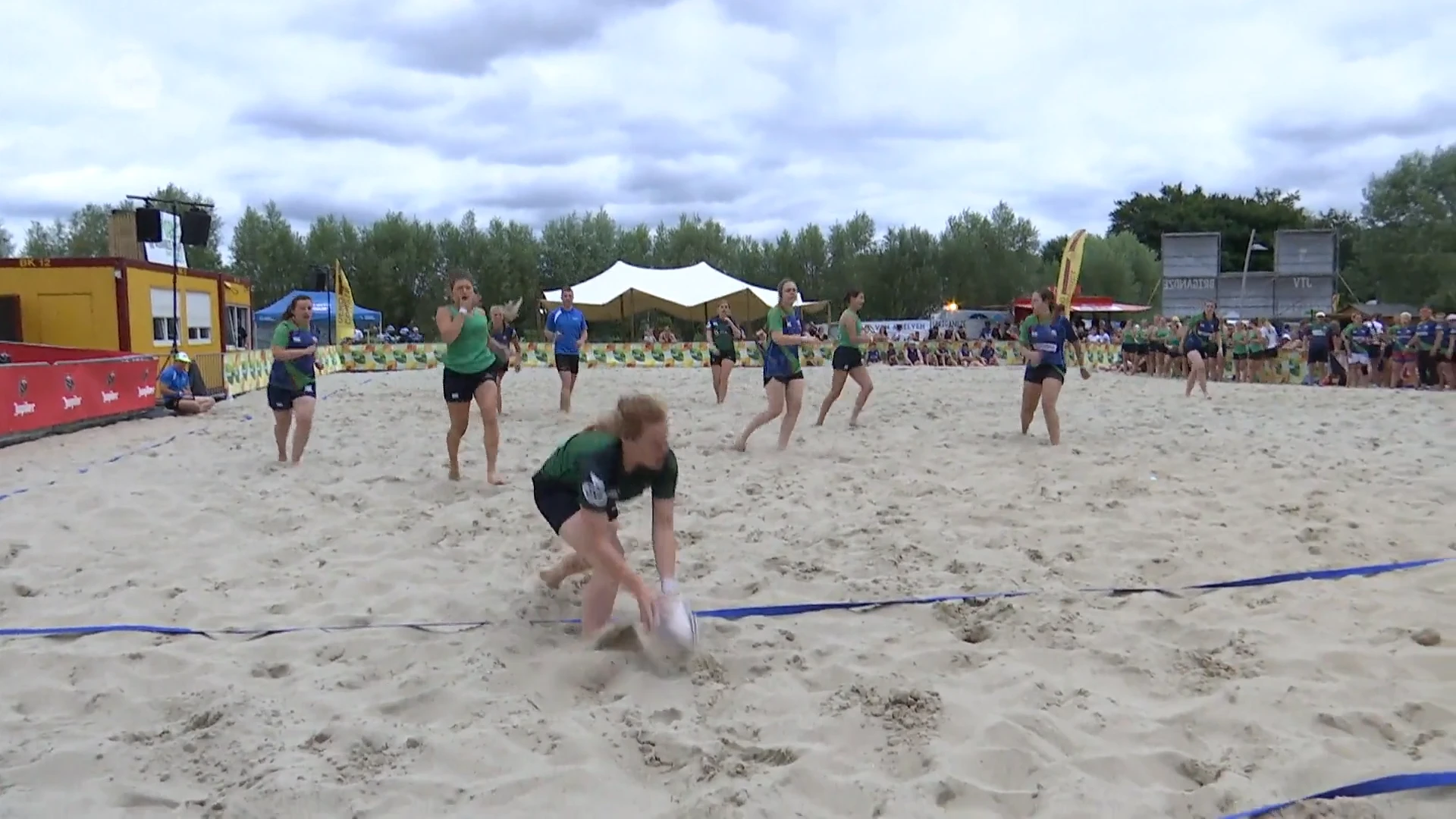 Zand, ambiance en rugbyballen: welkom op BrigandZe Beach aan het Donkmeer
