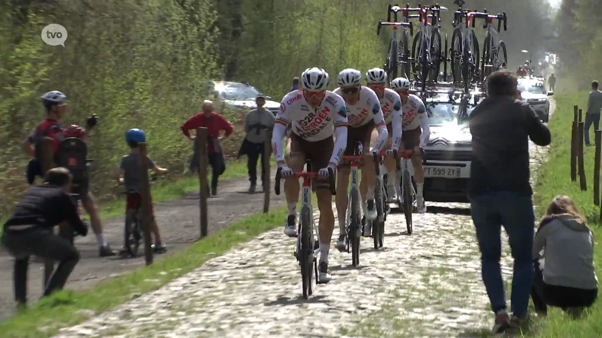 Zieke Oliver Naesen (AG2R-Citroën Team) stapt uit de Tour