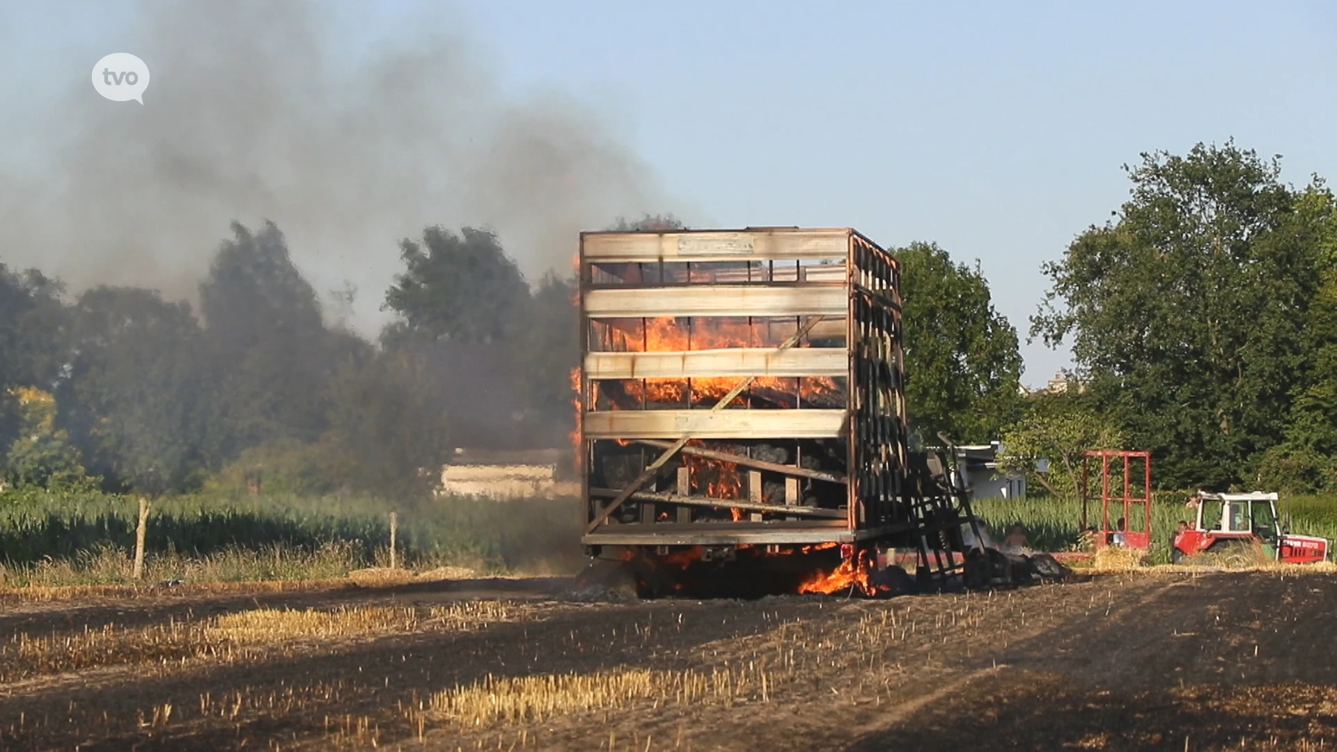 Aanhangwagen met stro vat vuur op kurkdroog veld in Sint-Gillis-Waas