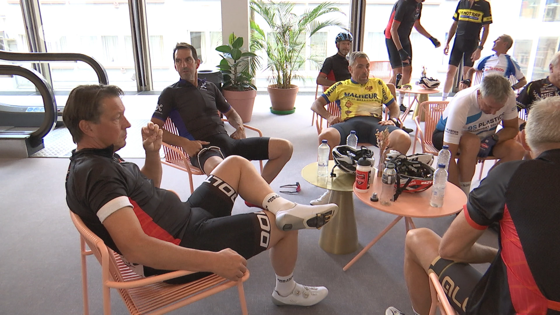 Gentlemen helemaal klaar voor hun criterium: "De benen zijn goed, maar de leeftijd is er"