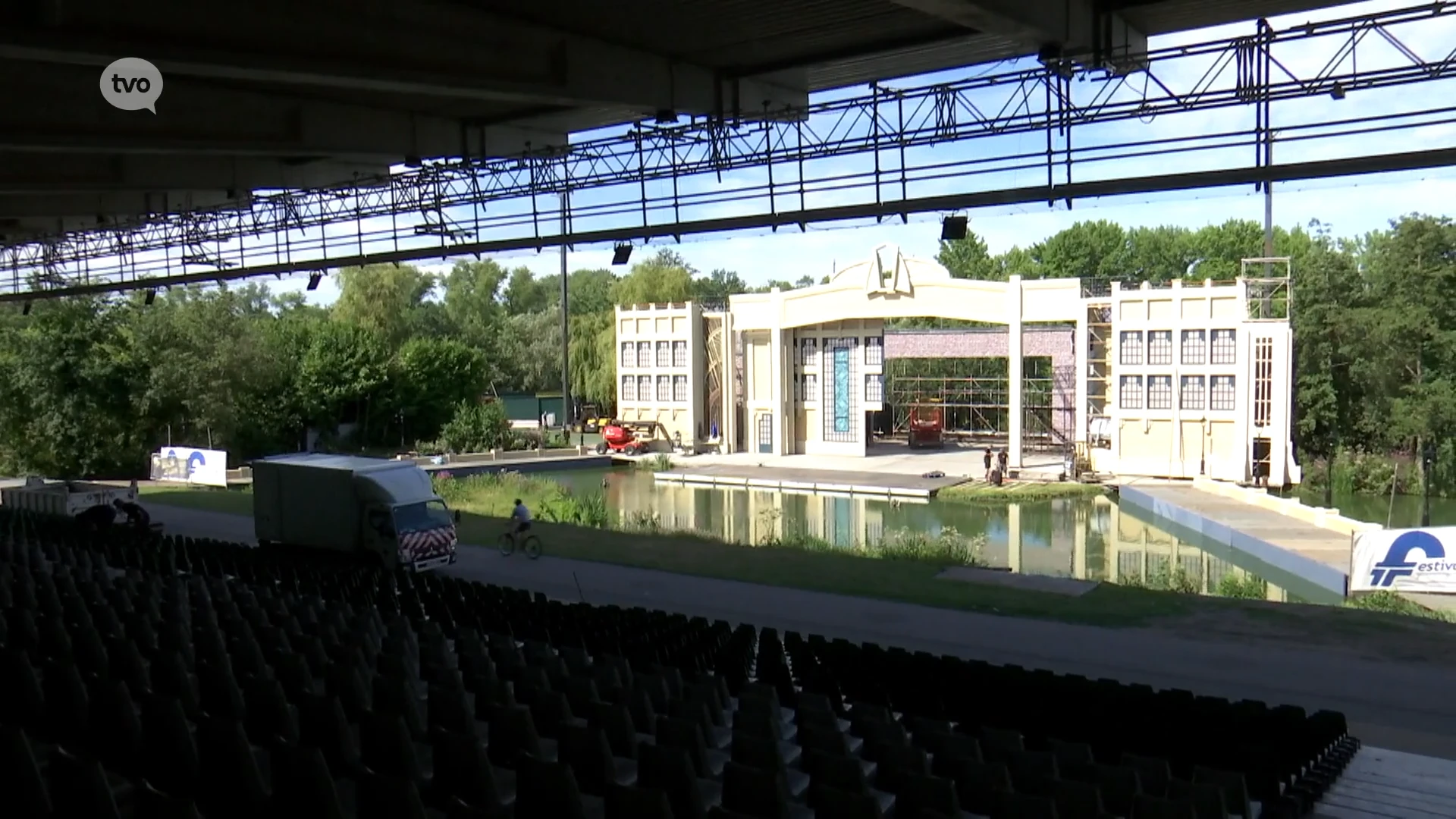 Podium en decor Festivaria-musical 'Singin' in the Rain' in opbouw aan Donkmeer