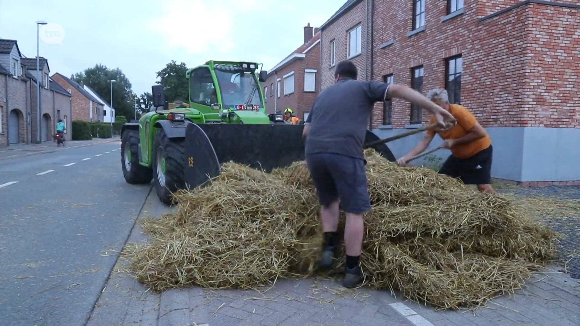 Strobalen van 300 kg op de rijbaan in Sinaai