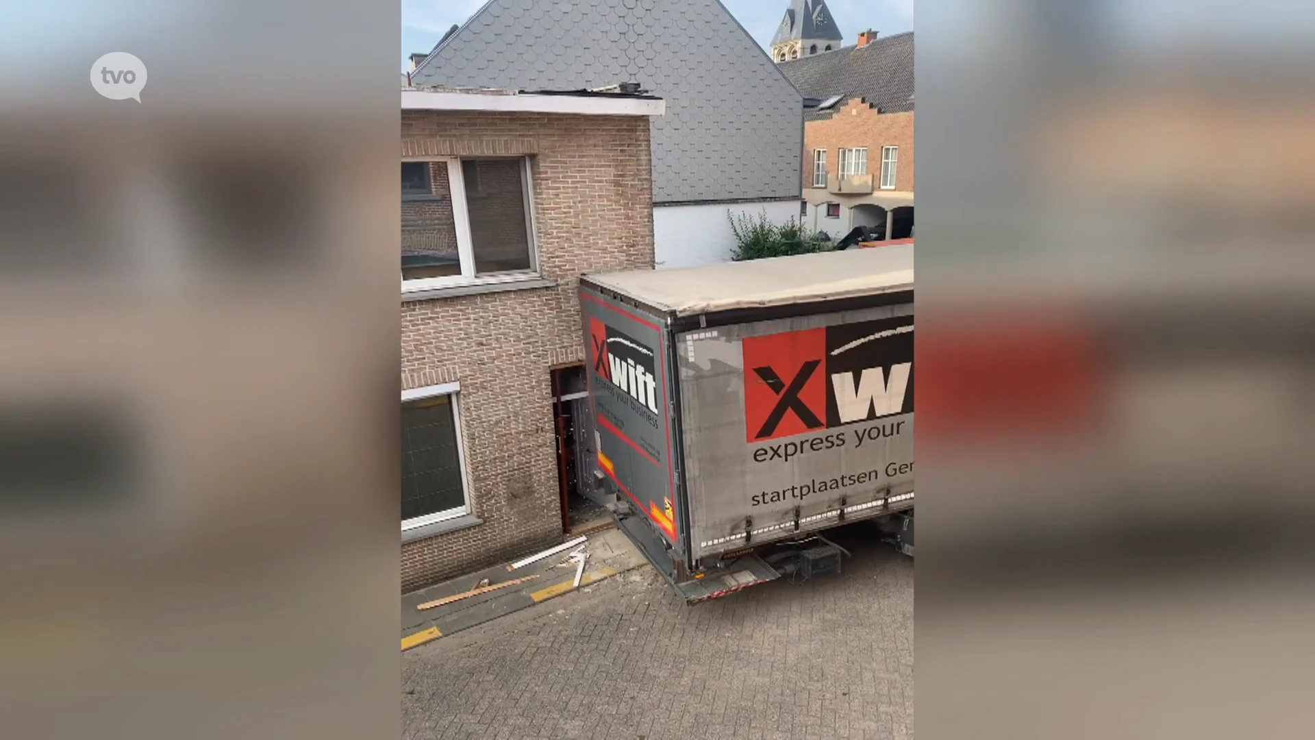 Vrachtwagen knalt tegen gevel in centrum Melsele