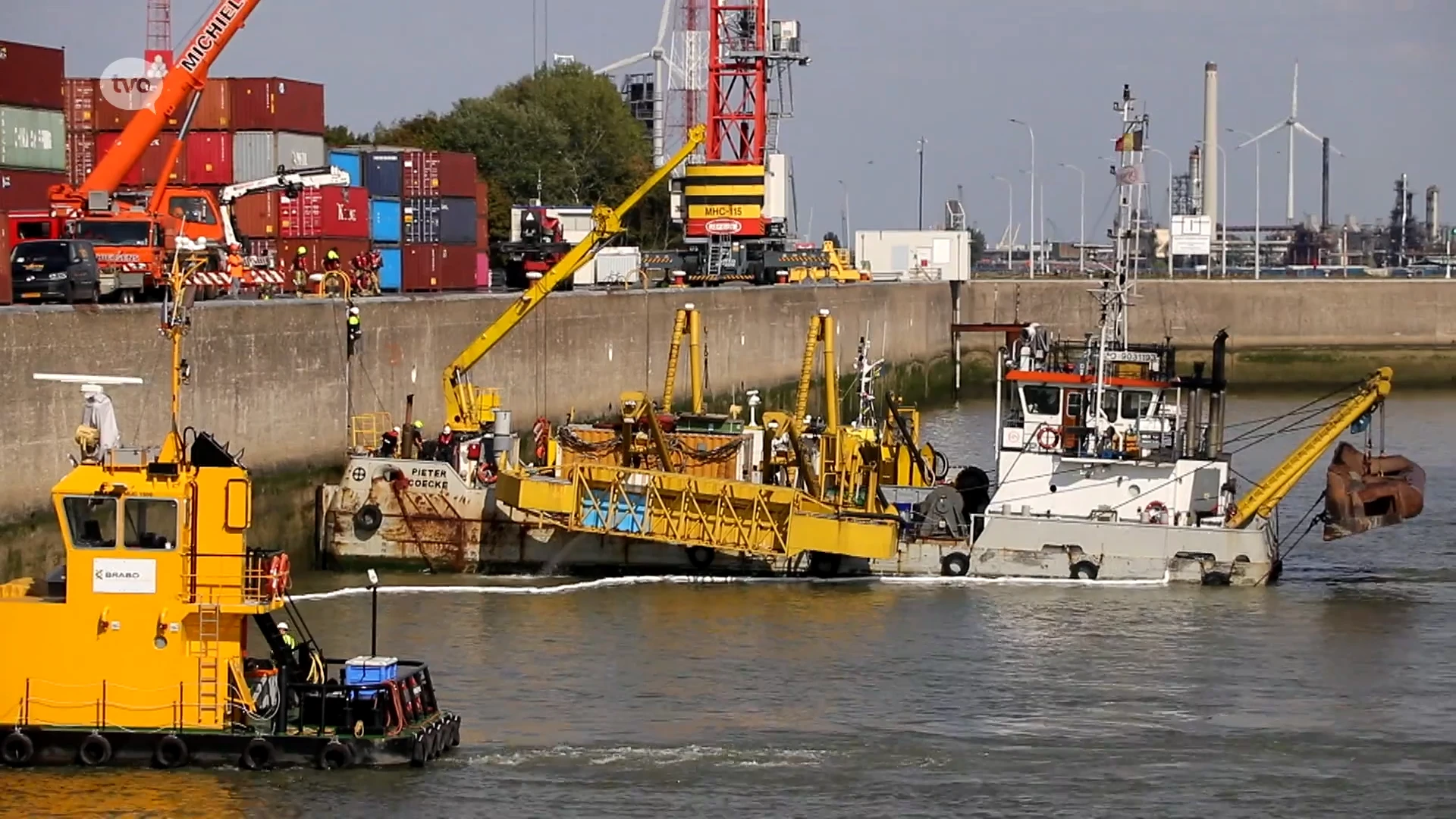 Baggerschip van Jan De Nul dreigt te zinken in Kallosluis