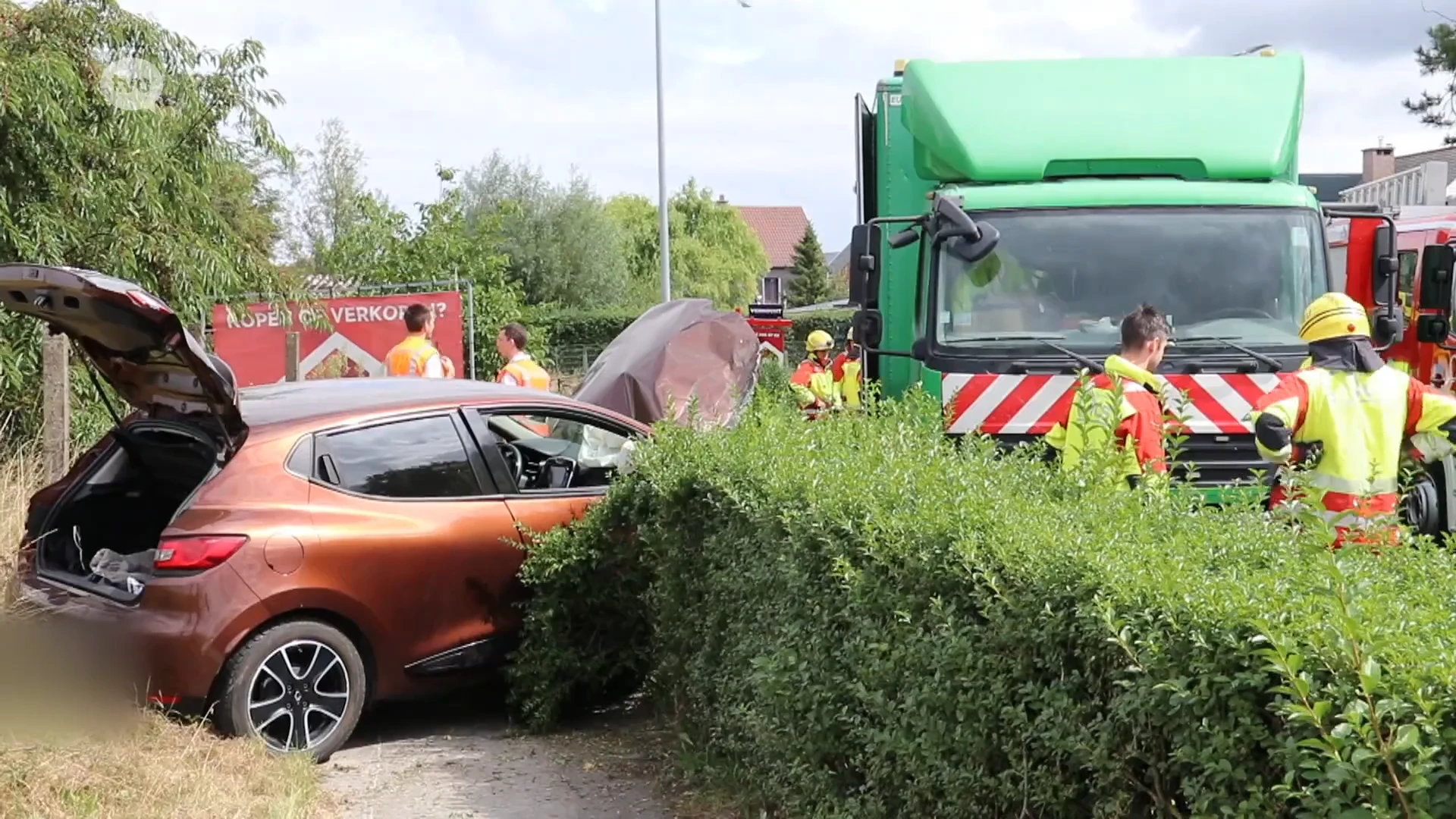 Dendermonde: auto mist bocht en botst tegen vrachtwagen, bestuurder zwaargewond