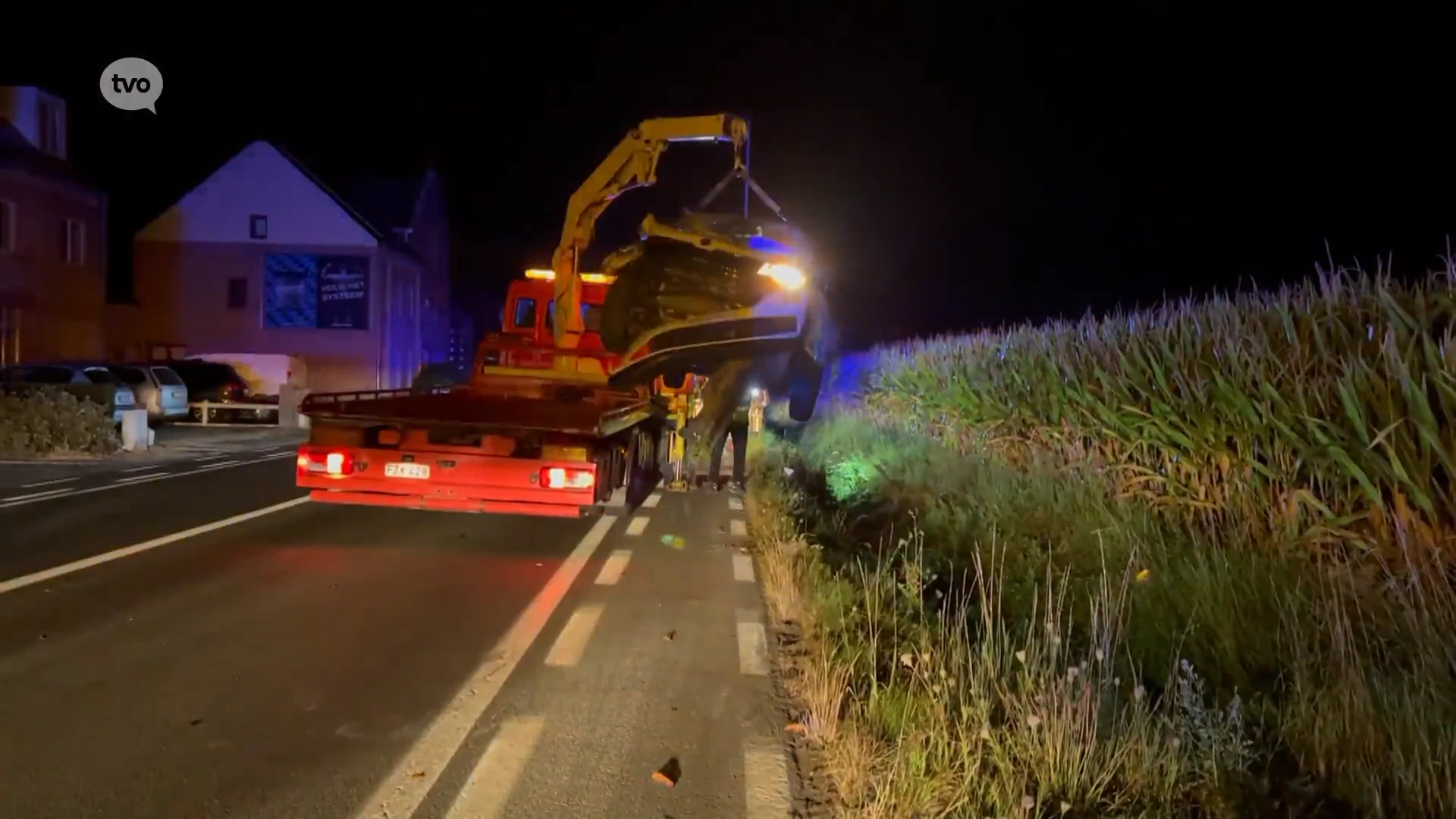 Chauffeur botst tegen verlichtingspaal en belandt in gracht in Neigem