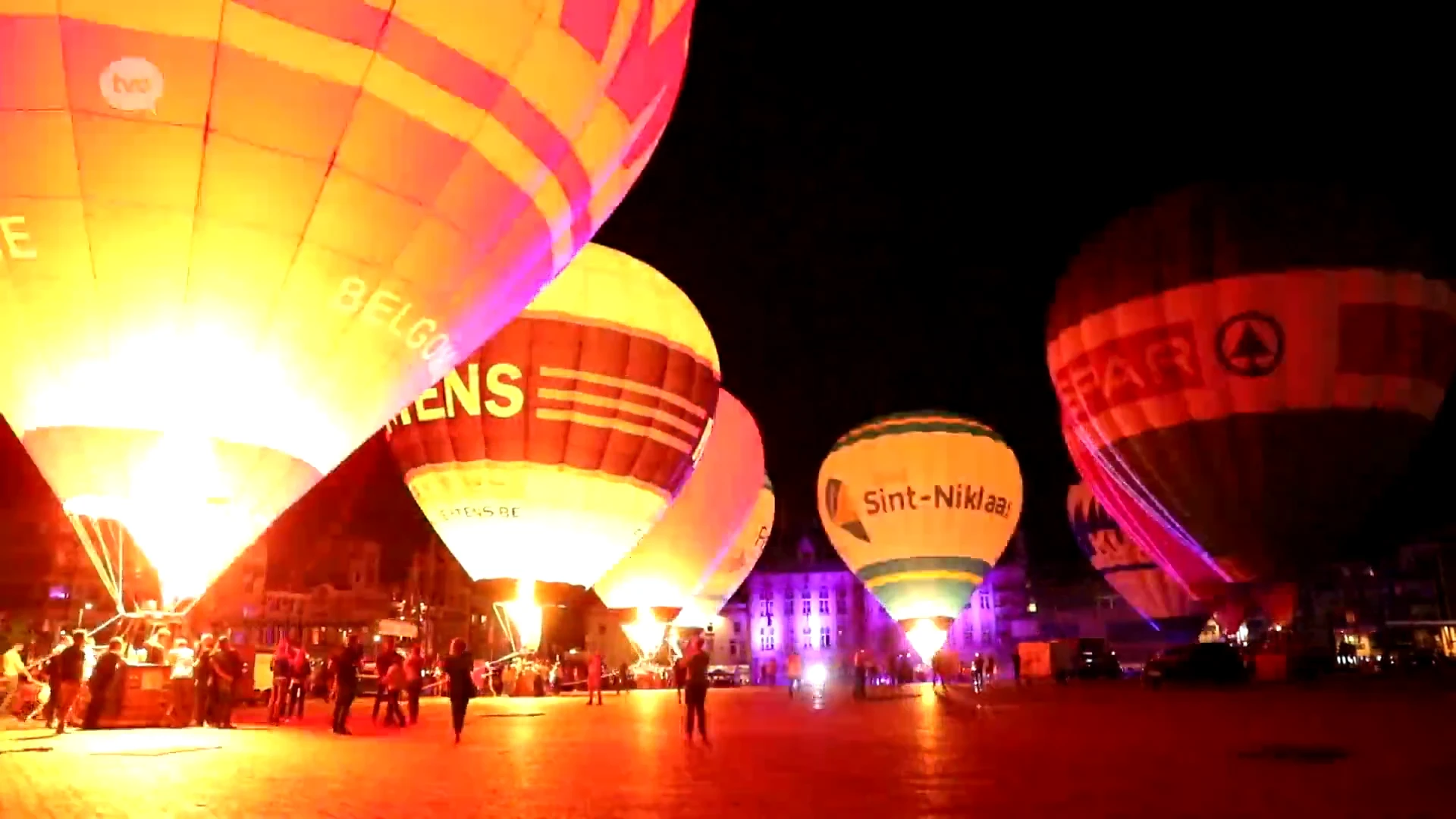 Betoverend "lantaarnballonballet" brengt Sint-Niklase Grote Markt in vervoering