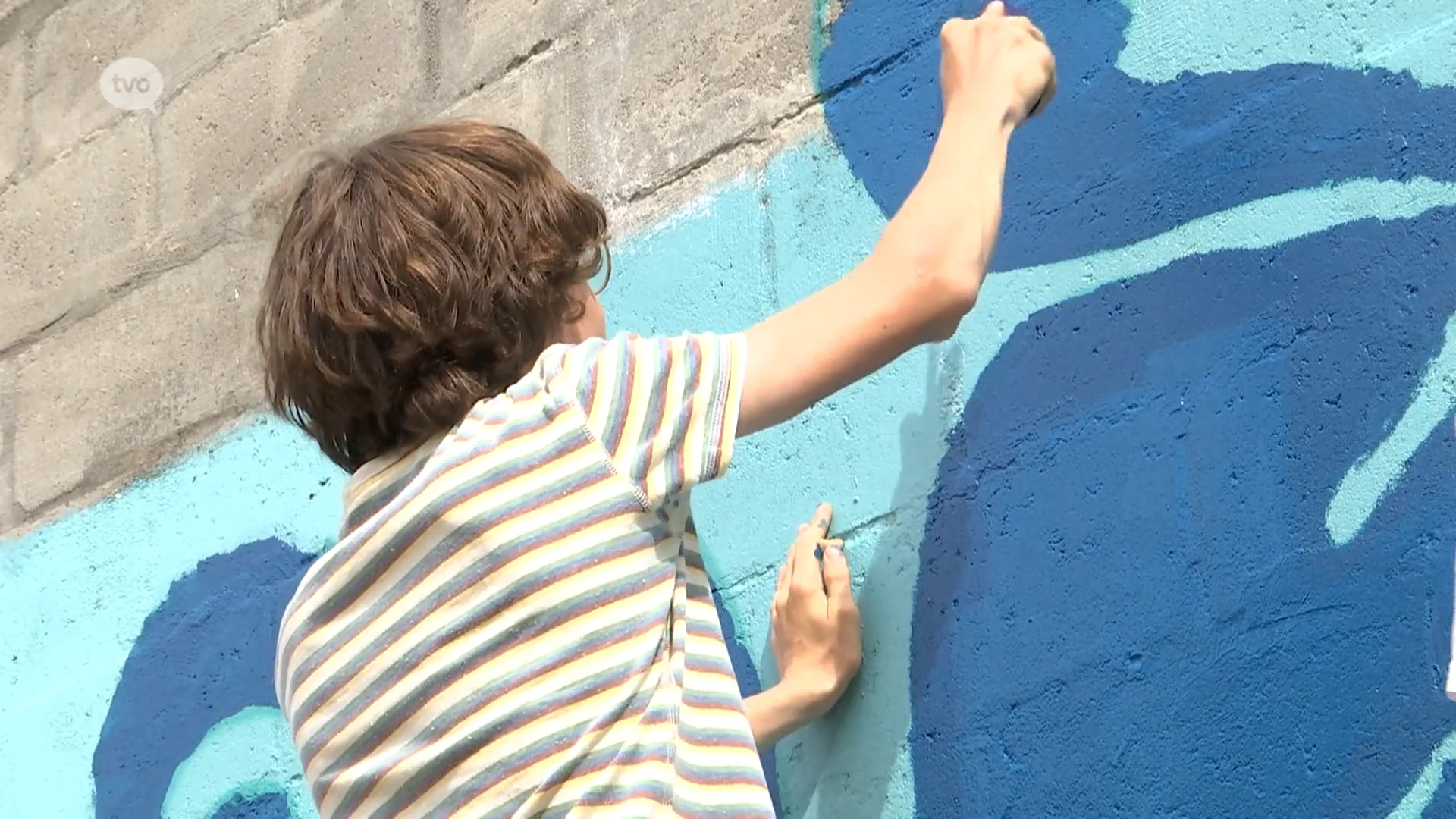 Kunstenaar en leerlingen werken aan Peace Wall in Wetteren