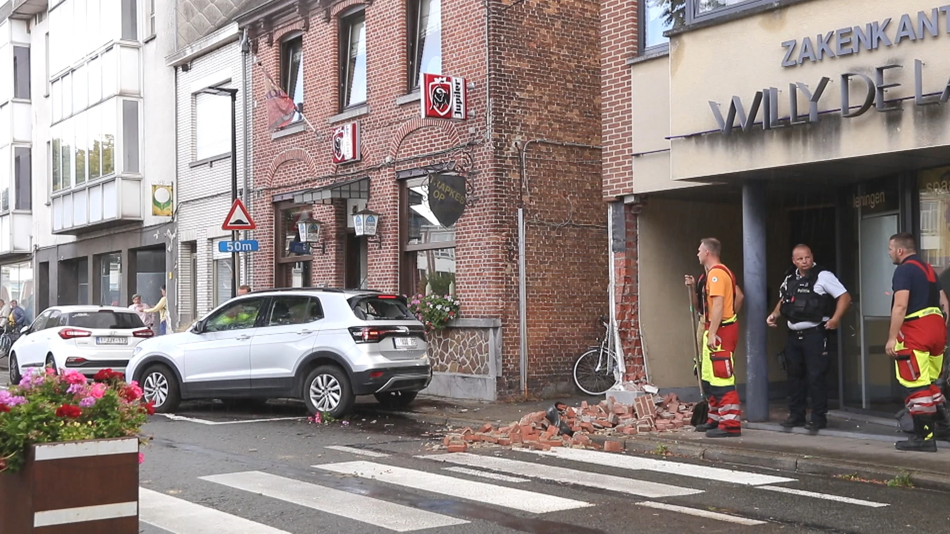 Man verliest bewustzijn aan het stuur, vrouw kan aanrijding met fietser vermijden