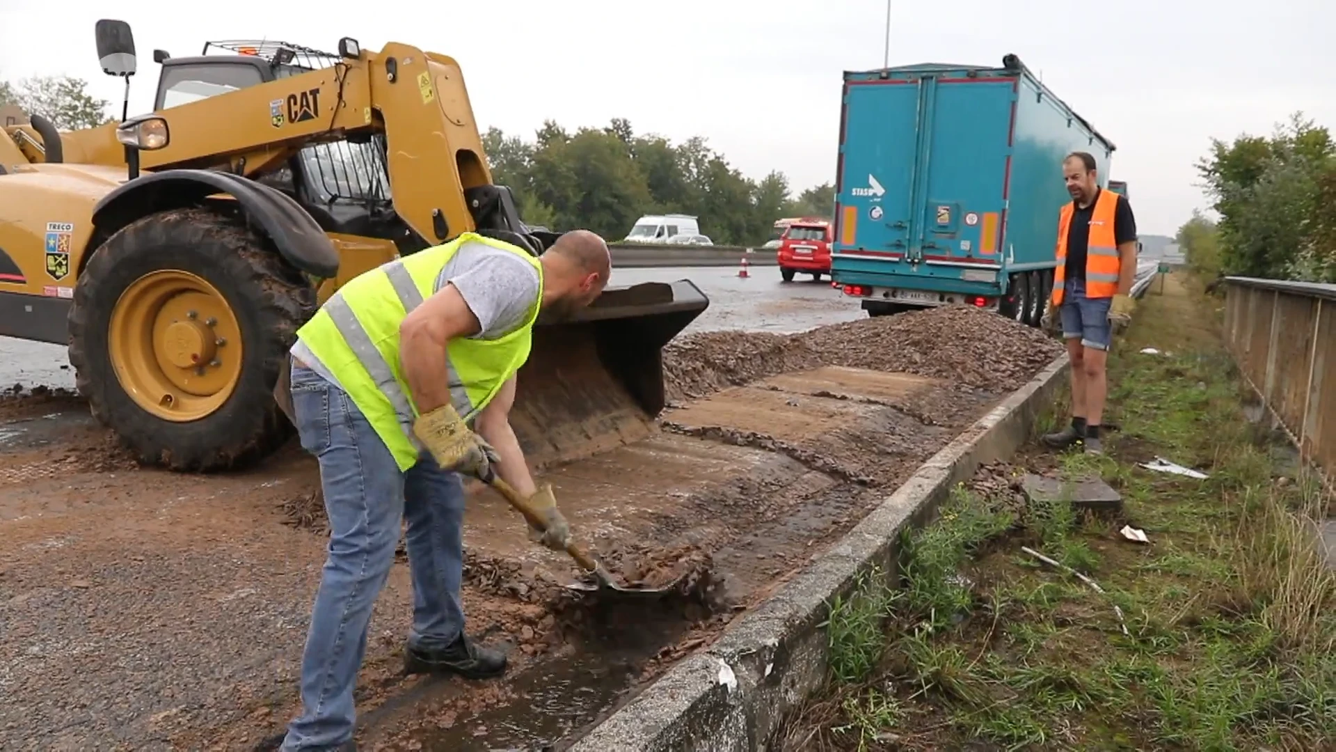 Urenlange verkeersellende door moeilijke opkuis van verloren lading lijnzaadkorrels op E17