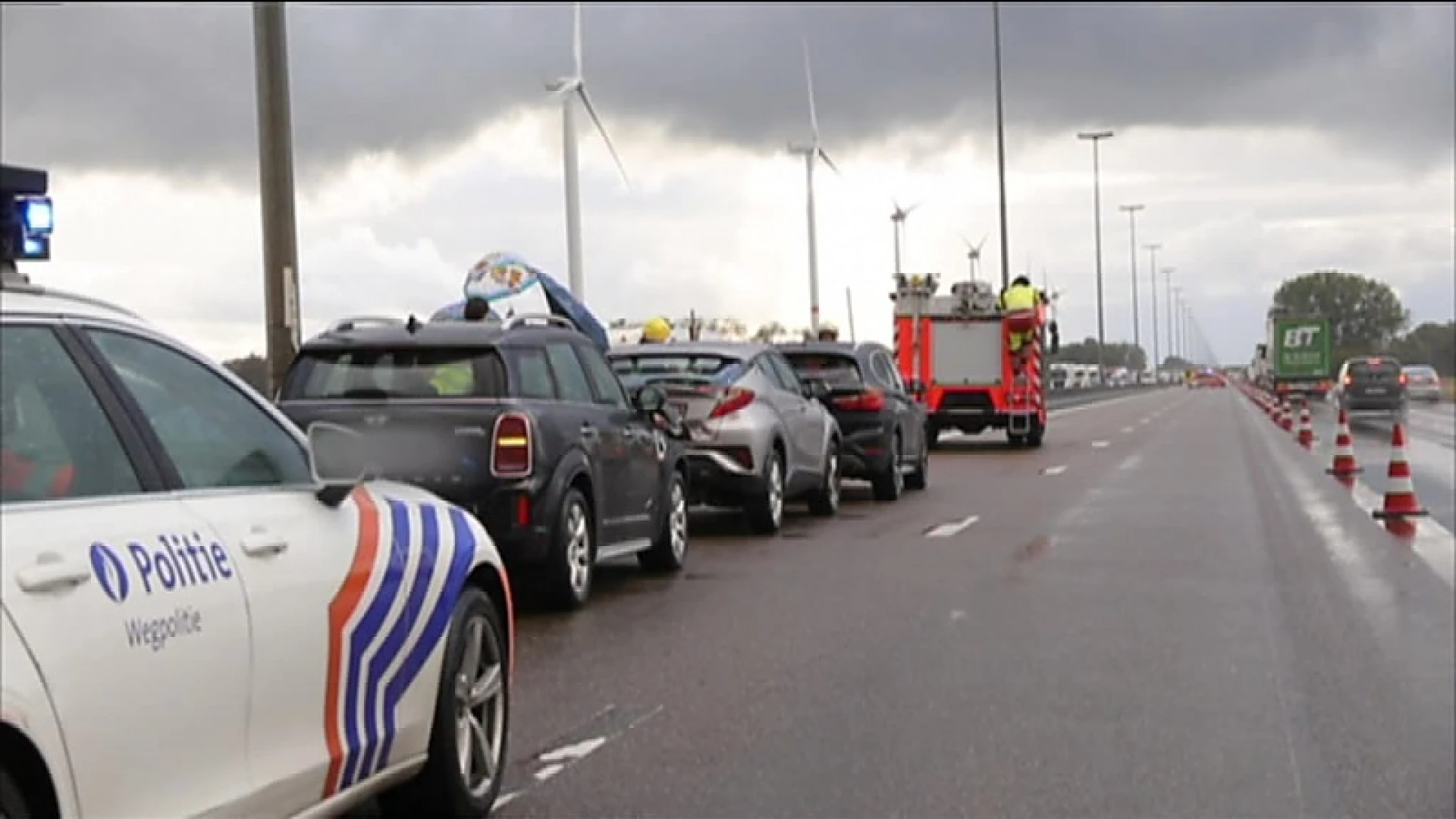 16 voertuigen botsen op elkaar op E17 in Lokeren door opspattend water en laagstaande zon