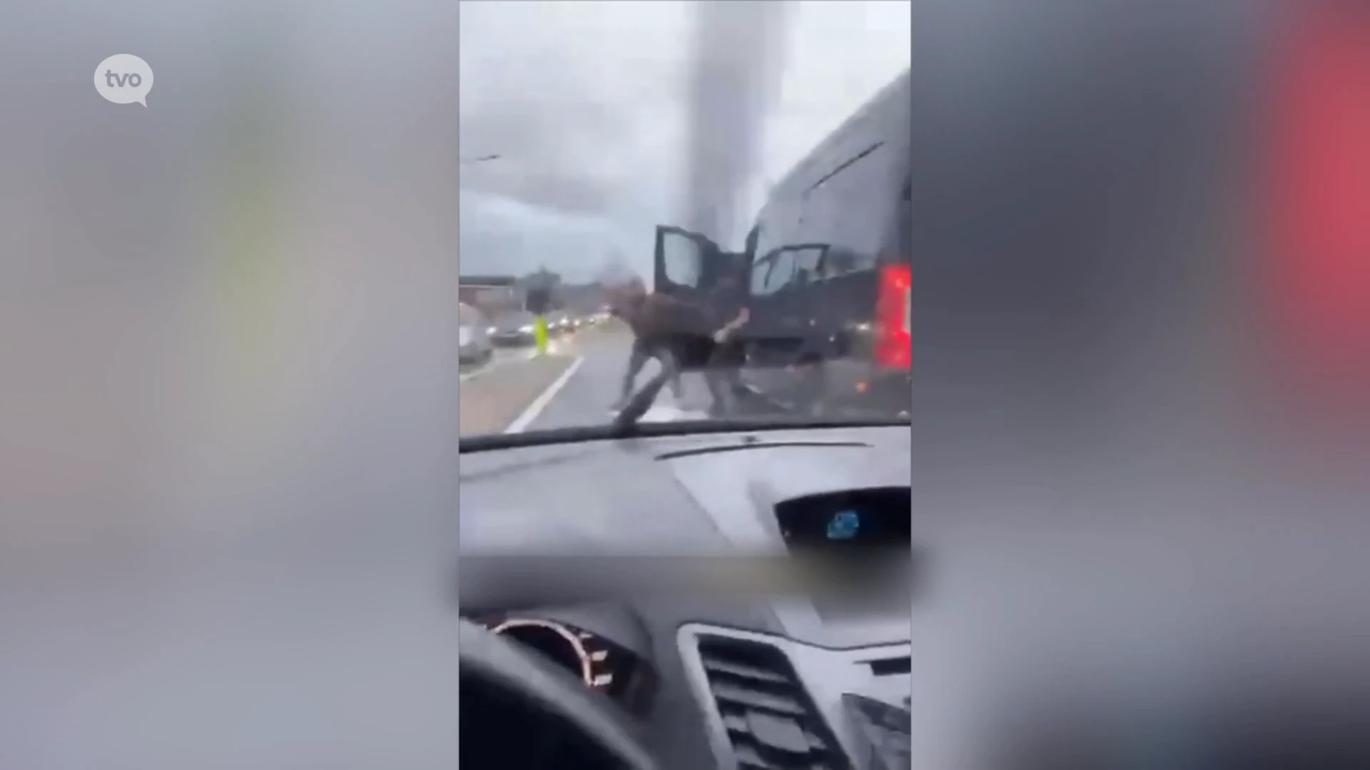 Bestelwagens rijden elkaar aan en bestuurders dreigen op de vuist te gaan in Aalst