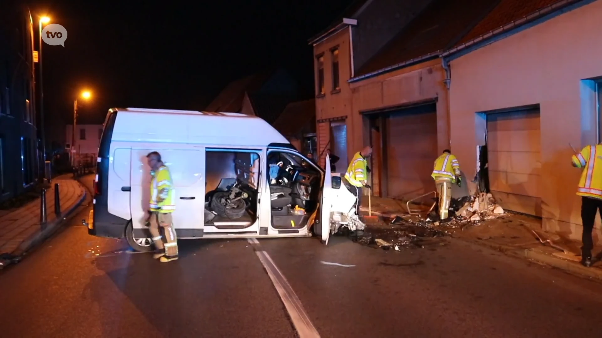 Bestelwagen mist bocht in Gijzegem en eindigt tegen gevel van woning