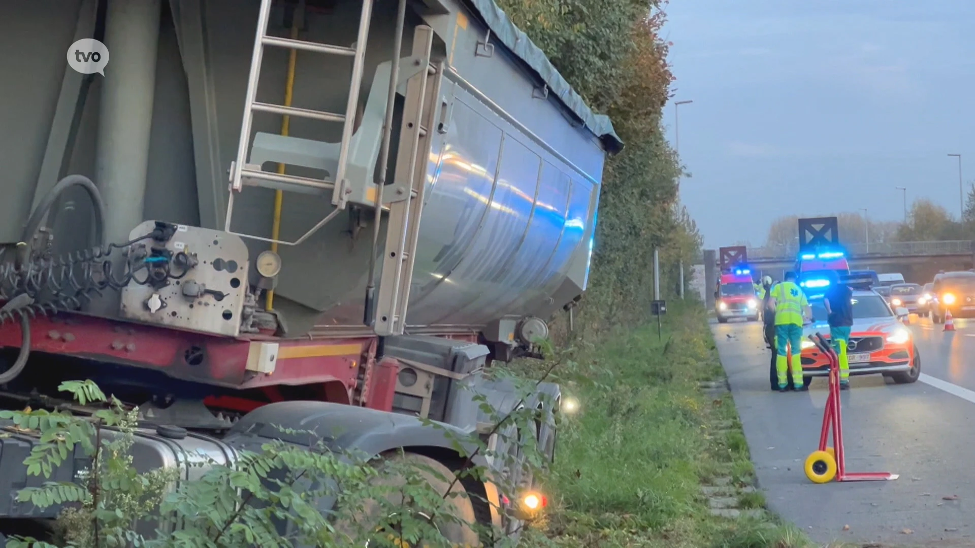Vrachtwagen belandt in berm E40 ter hoogte van Erpe-Mere