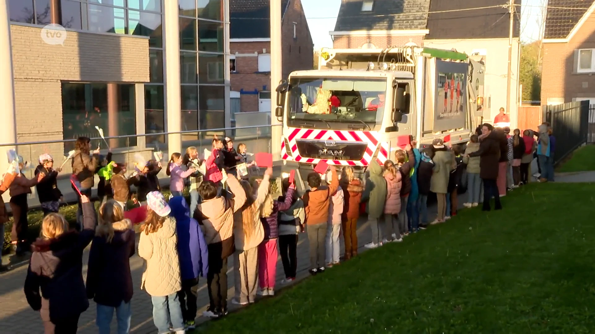 Sint-Maarten bezoekt basisschool in Gijzegem met de vuilniswagen