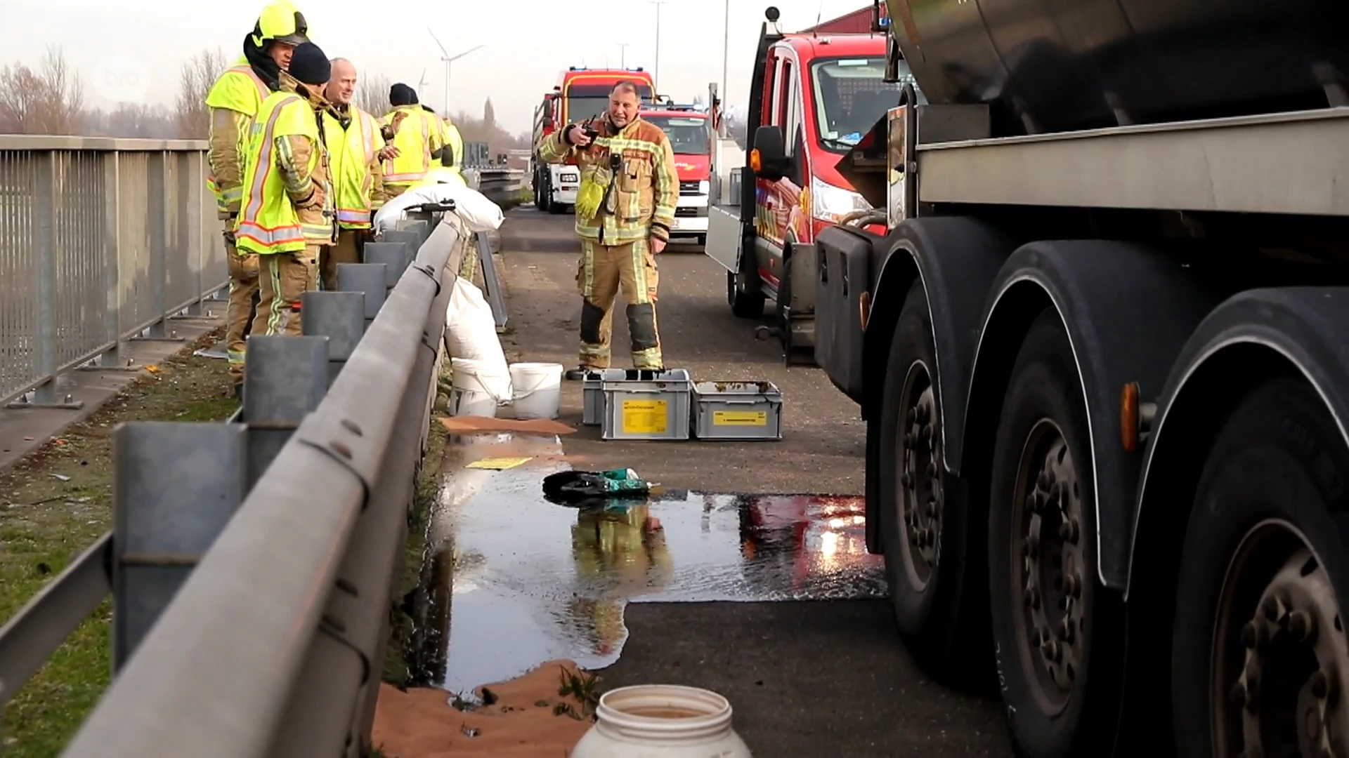 Vrachtwagen verliest plakkerig goedje op de E17 in Temse