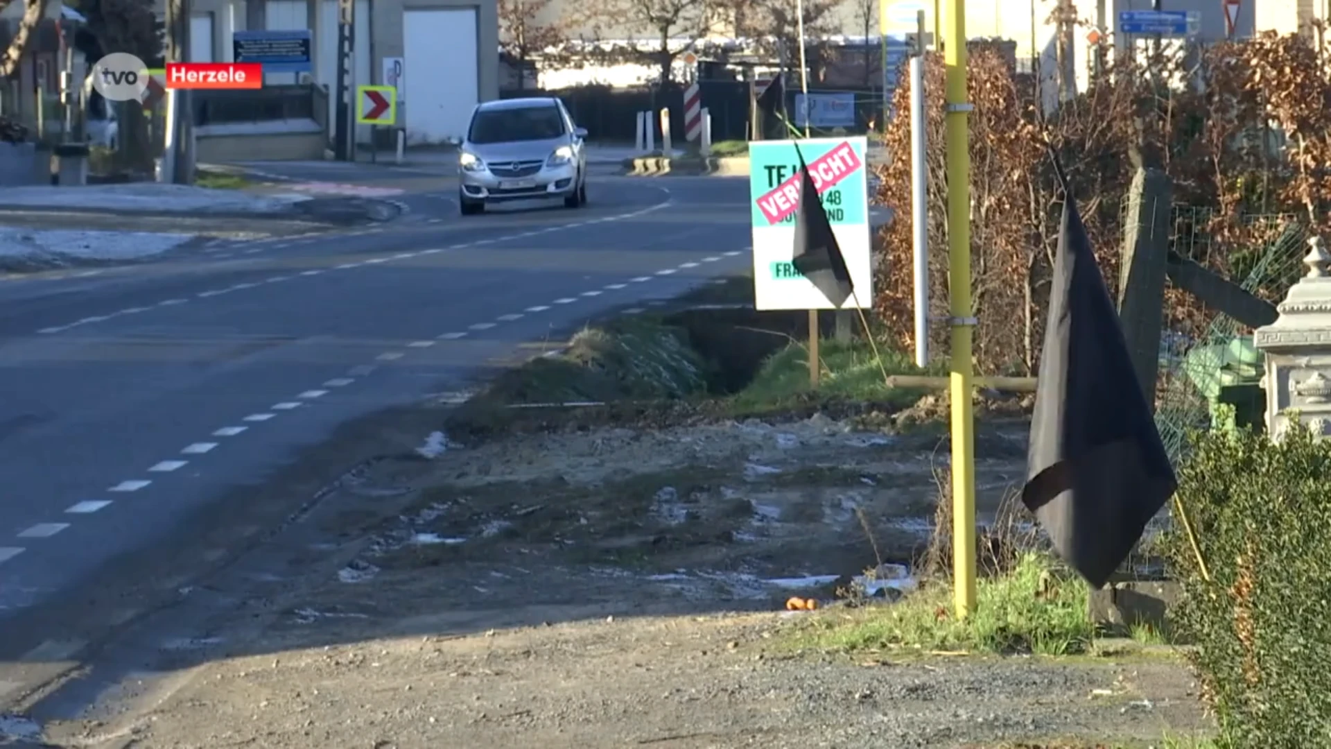 Zwarte vlaggen langs N42 in Herzele: "Maak eindelijk eens werk van rechttrekking!"