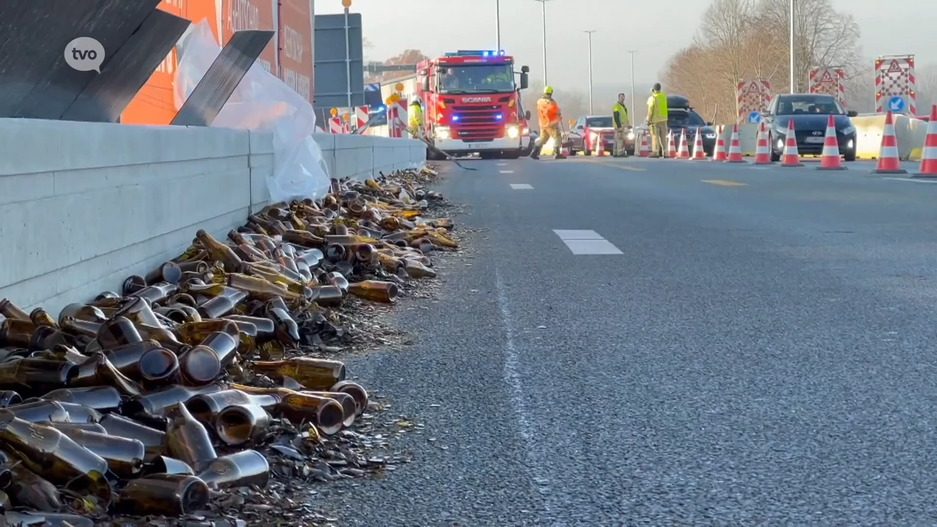 E40 in Erpe-Mere tijdlang versperd met scherven van honderden lege bierflesjes