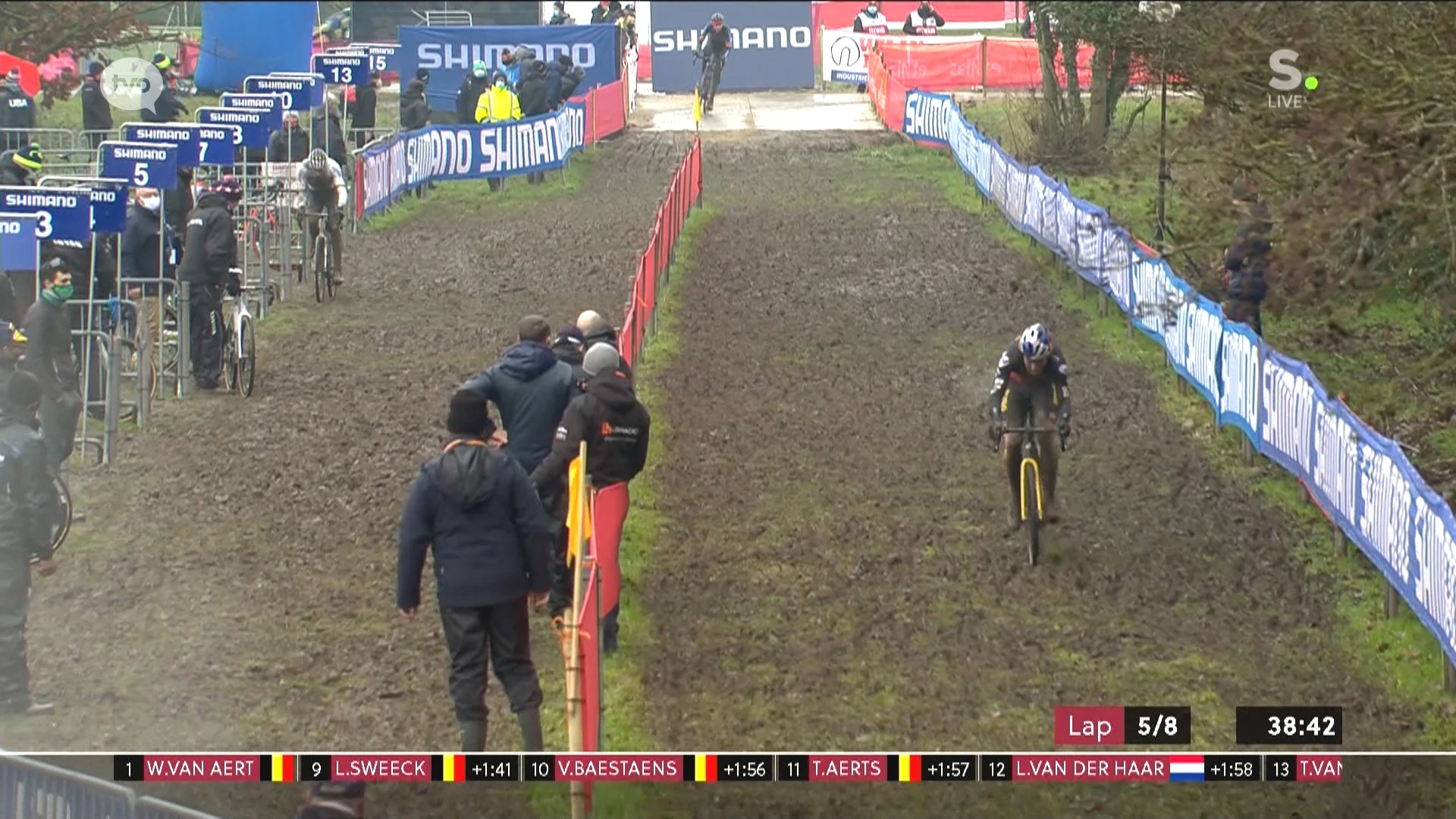 Wout Van Aert past voor het BK Veldrijden in Lokeren