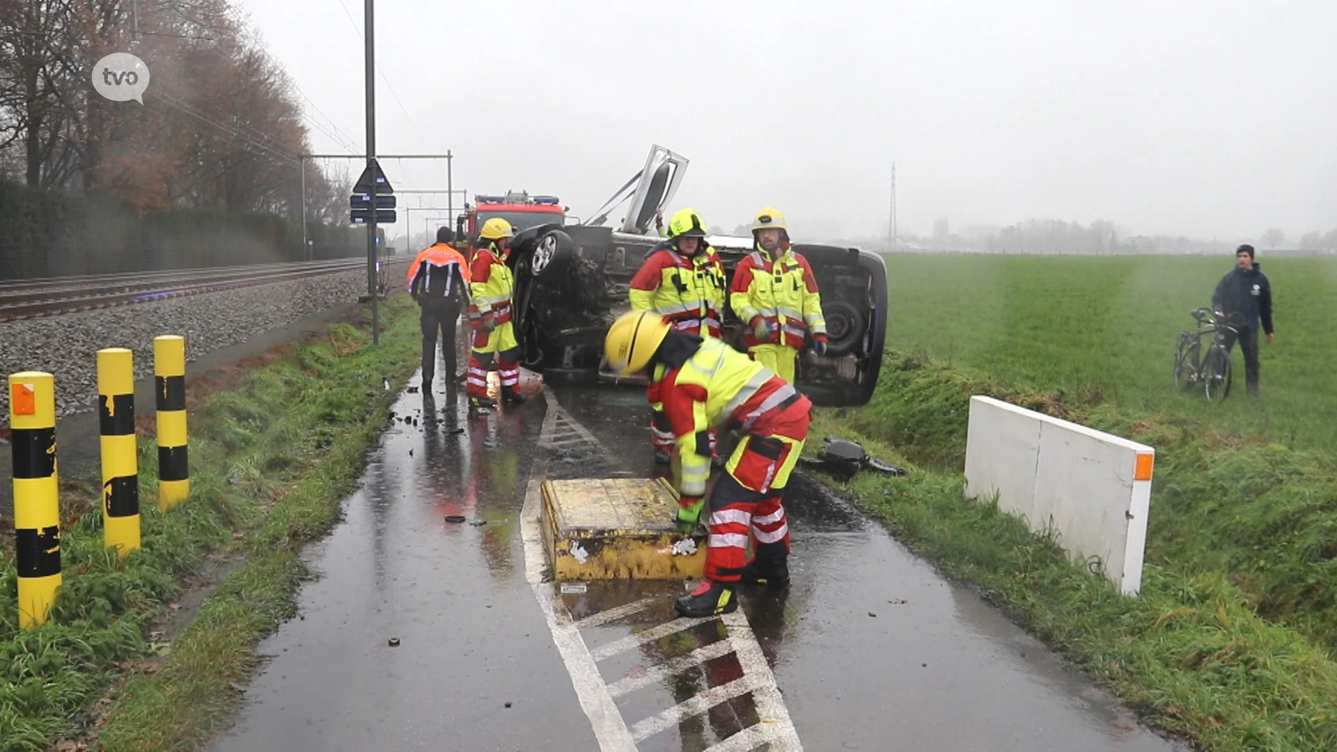 Buggenhout: Bestelwagen op de flank na botsing tegen tractorsluis