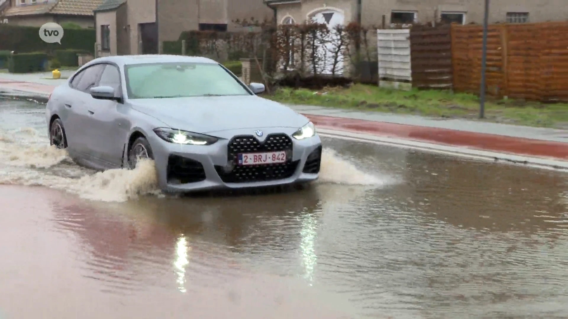 Hevige regenval zet kruispunt in Lebbeke blank