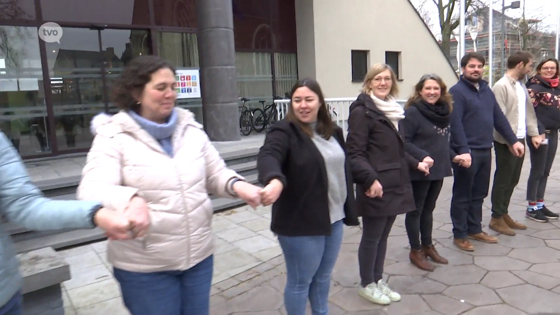 Gemeentemedewerkers van Laarne vormen menselijke ketting tegen pesten