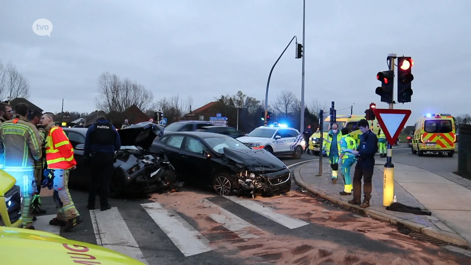 Drie zwaargewonden bij frontale botsing op N41 in Hamme