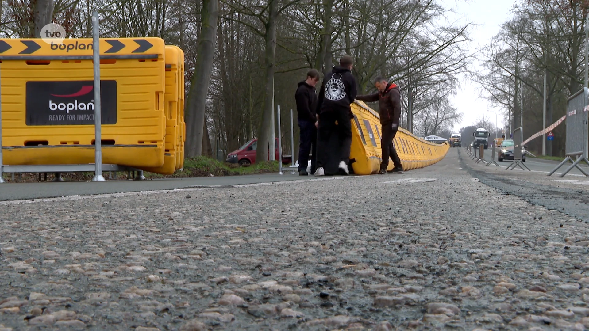 Ninove in laatste rechte lijn naar Omloop, met nieuwe aankomst en bomvolle VIP-tent