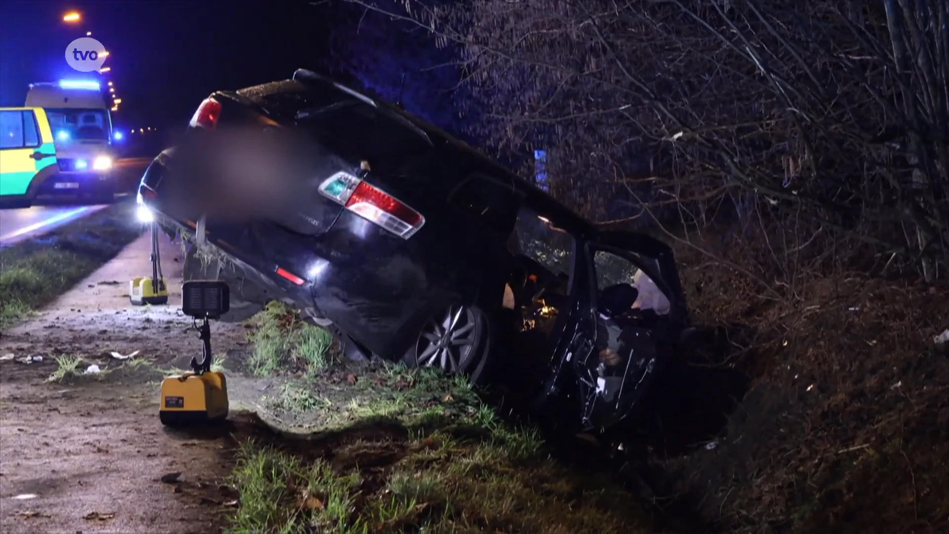 Lokeren: auto met vijf jongeren belandt in gracht, één inzittende zwaargewond