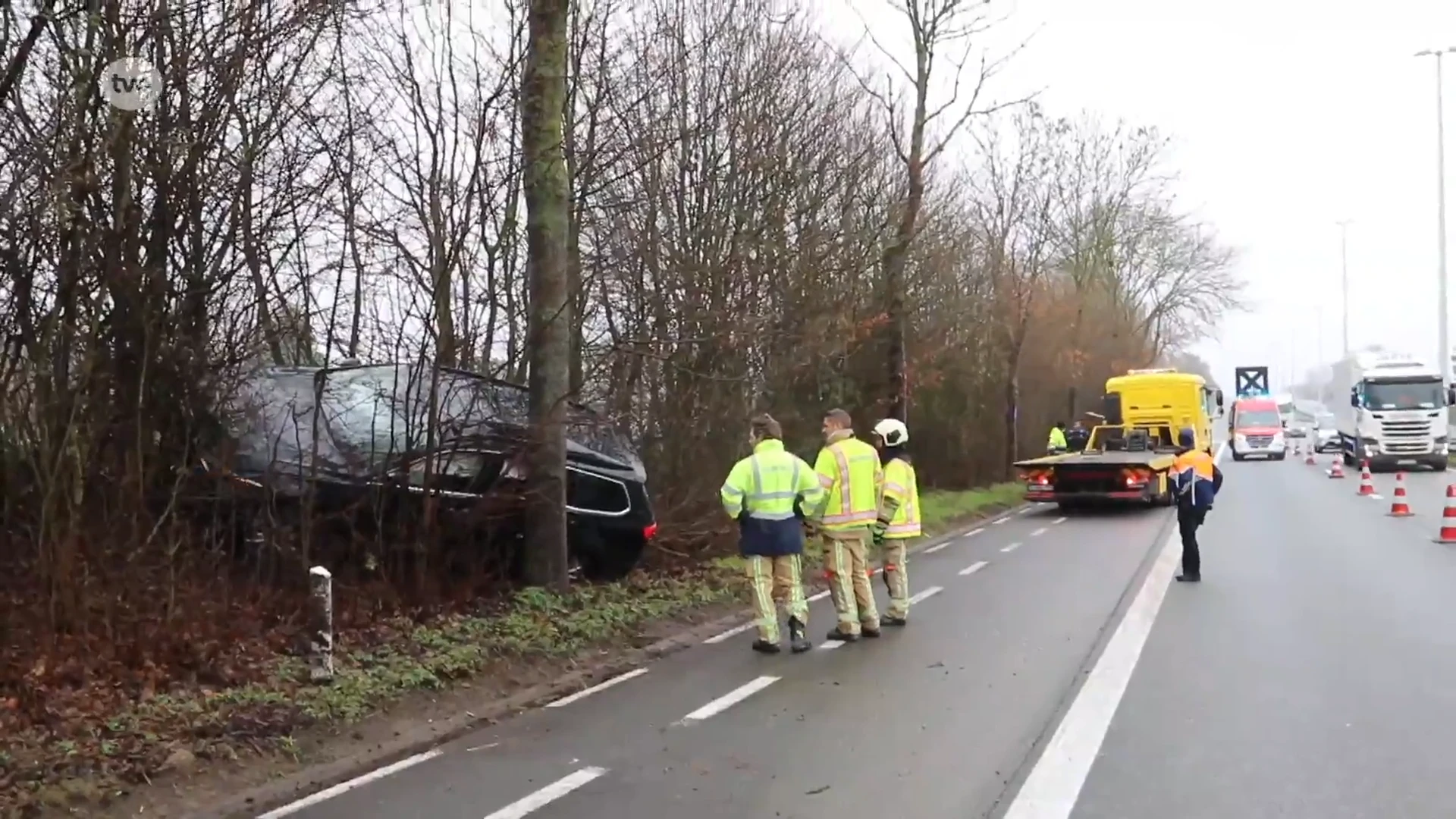 Auto komt tussen bomen terecht na aanrijding met andere wagen in Haaltert