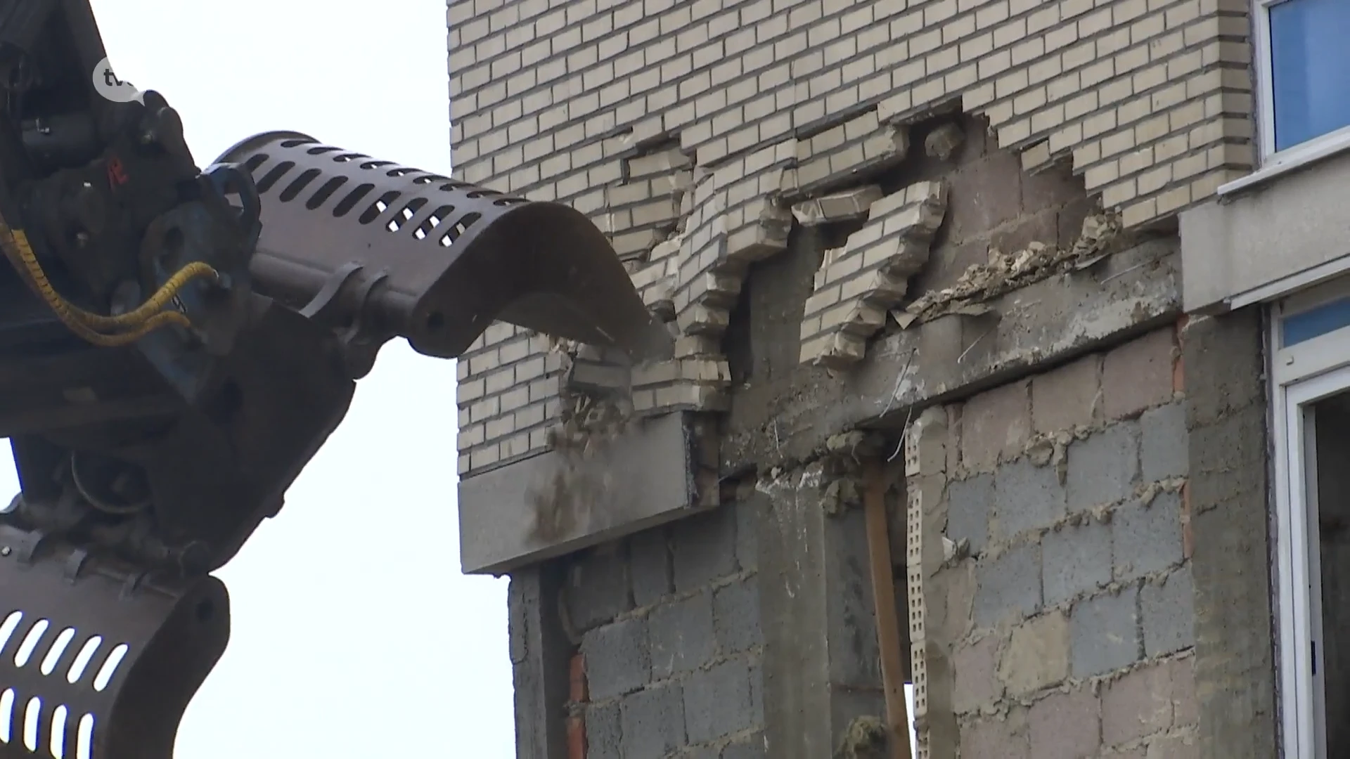 Gigantische kraan verwijdert gevelsteen van oud appartementsgebouw in Sint-Niklaas