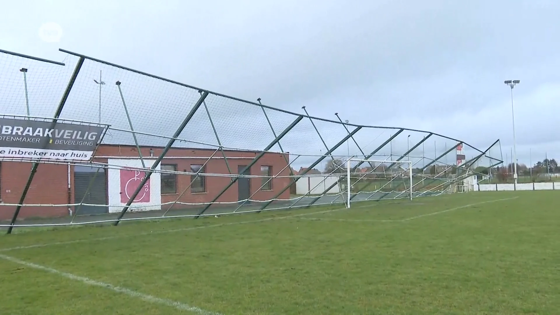 Daar gaan de Smurfen: wind blaast gloednieuwe ballenvanger van SK Grembergen omver