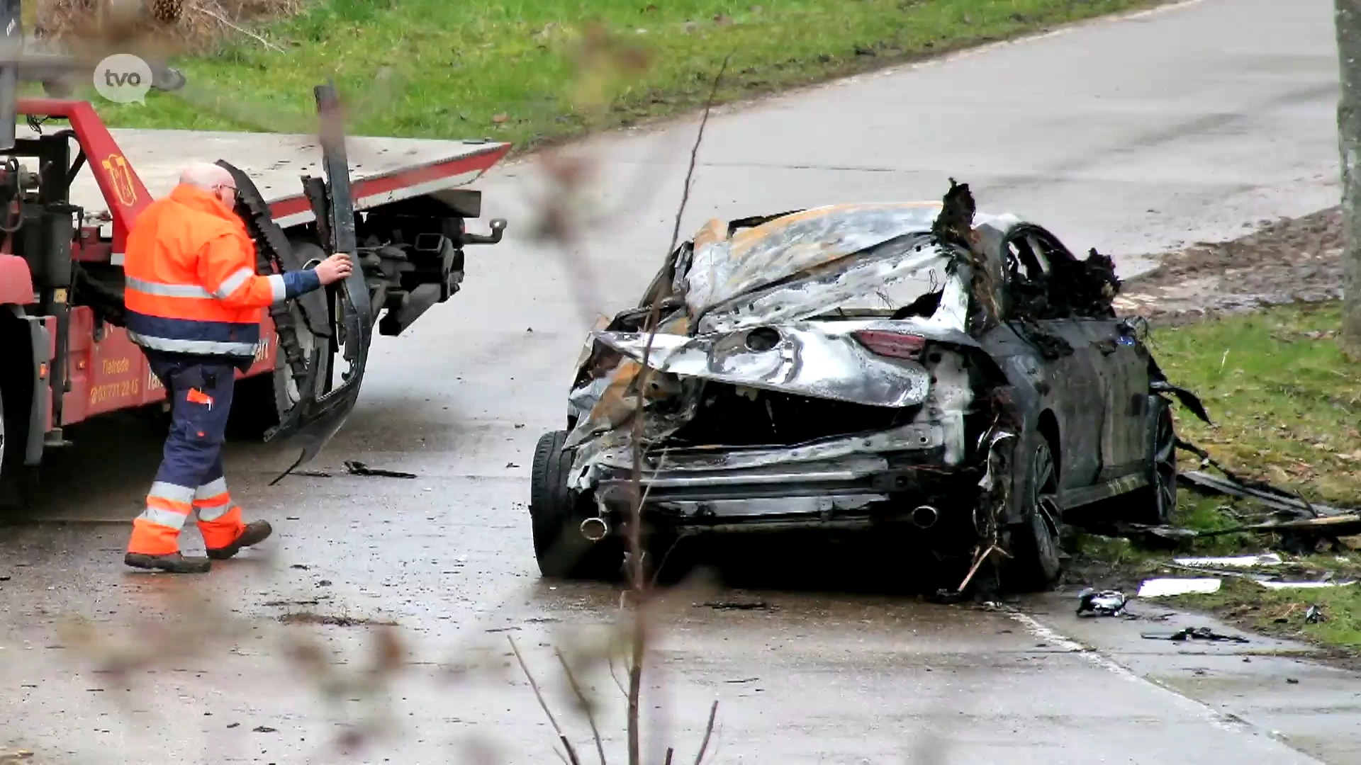 Wagen Knalt Door Vangrail En Belandt Naast E17: Drie Inzittenden ...