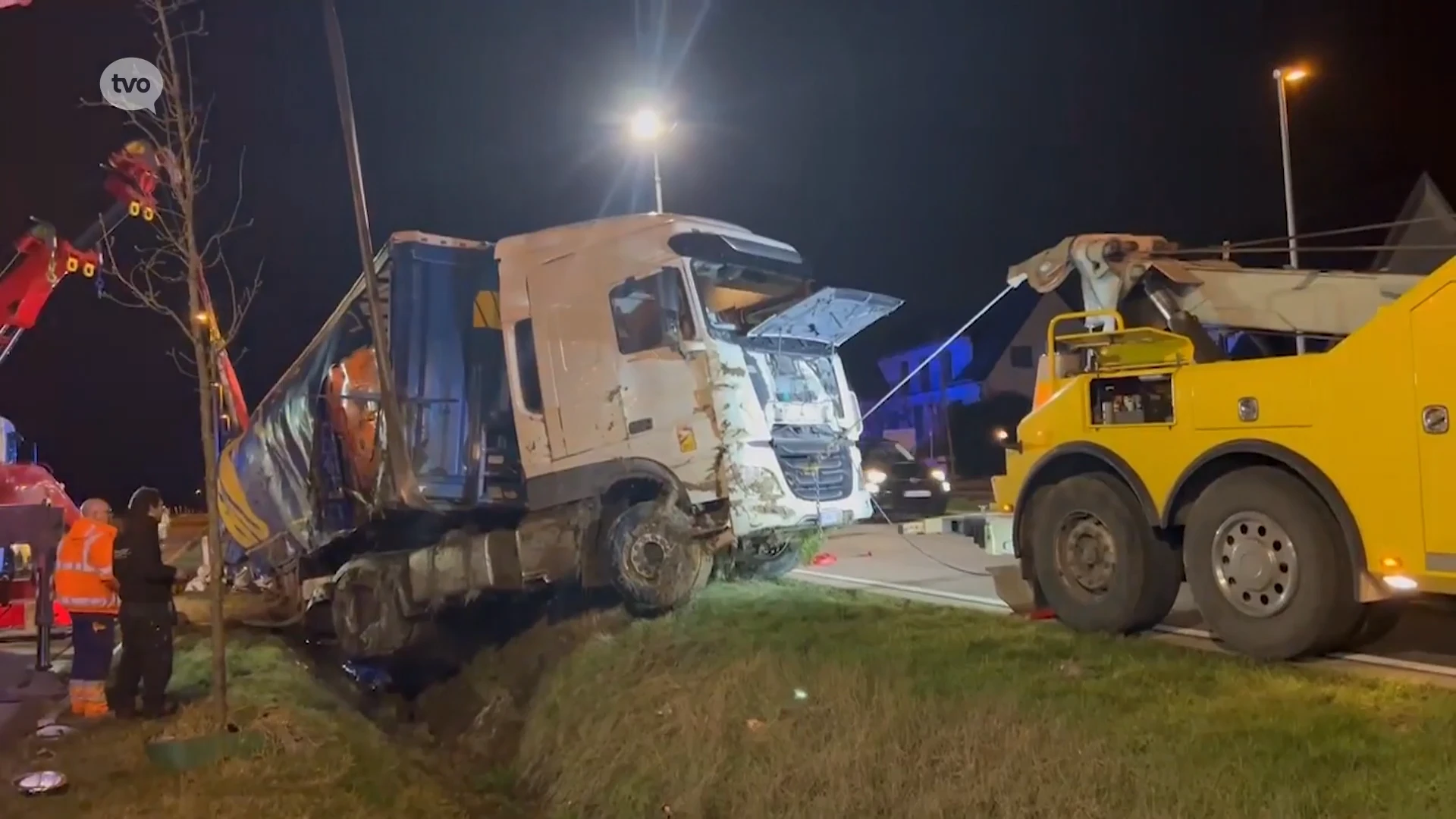 Dronken chauffeur belandt met lading alcoholvrije wijn in gracht van de N41