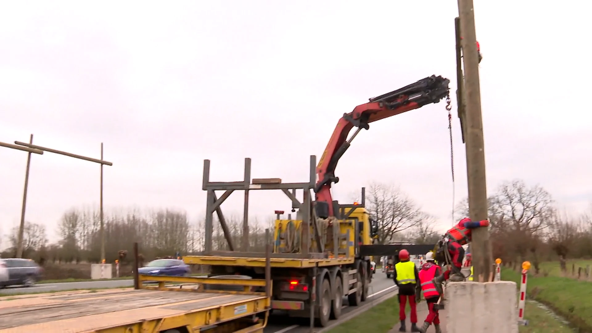 De houten portieken al gespot op de N16? Elia verzwaart de hoogspanningslijn Kruibeke-Dilbeek