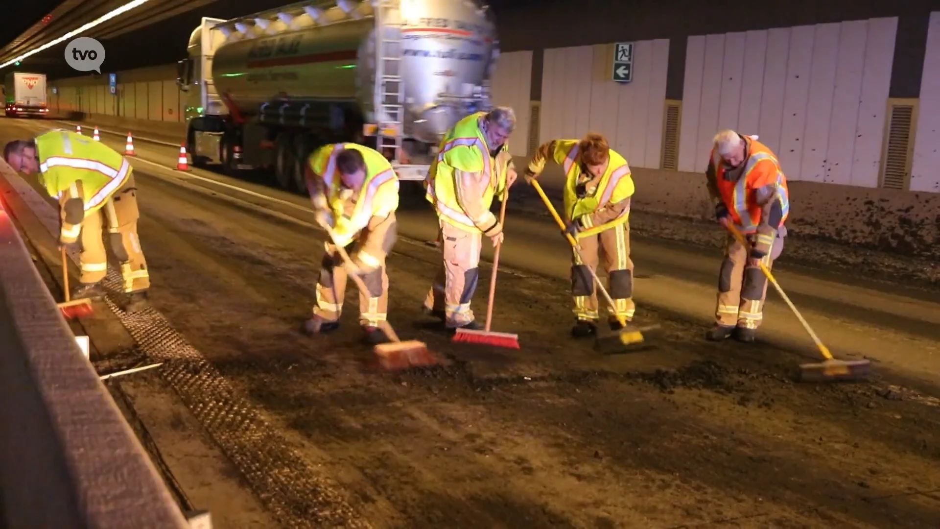 Vrachtwagen verliest slib in Beverentunnel, avondspits in de soep