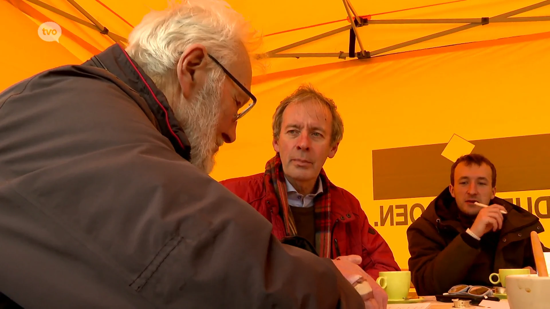 Sint-Niklazenaren aan tafel met burgemeester Dehandschutter