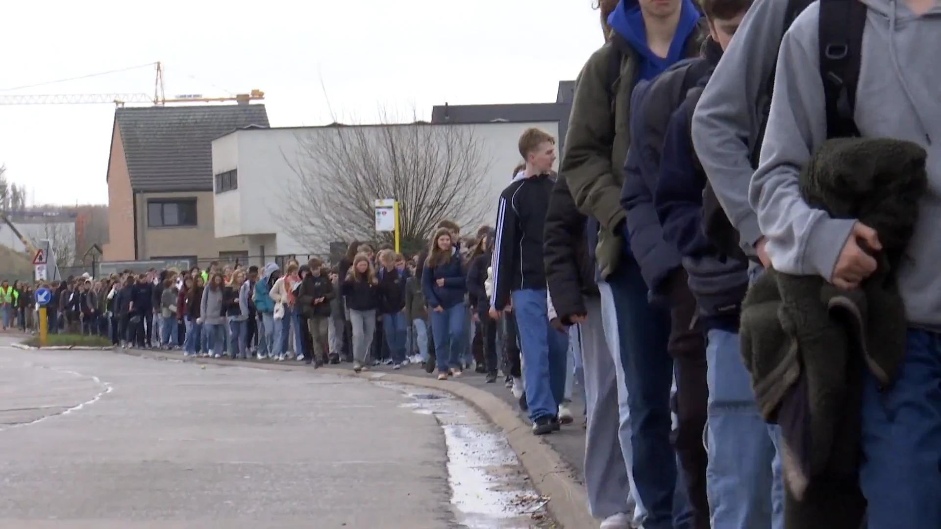 Zo'n zeshonderd scholieren stappen elf kilometer voor het goede doel in Gijzegem