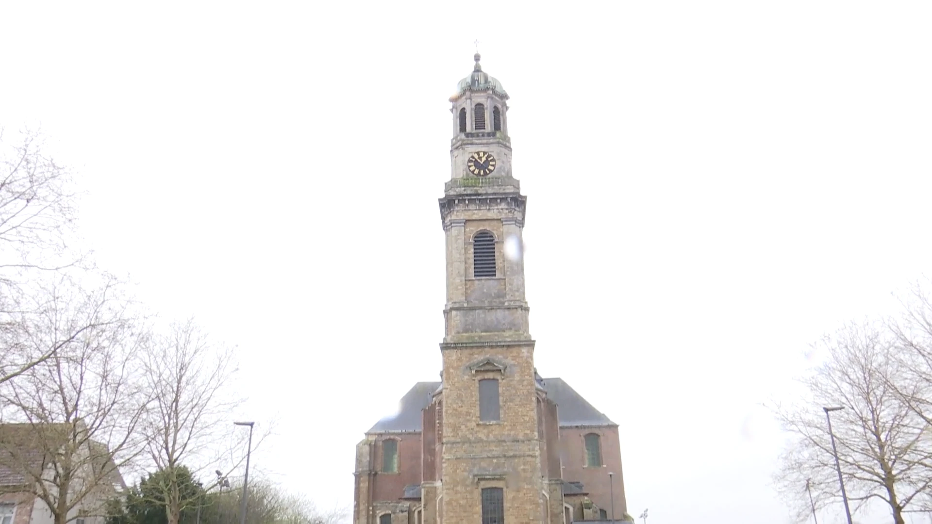 Toren abdijkerk Ninove verdwijnt tot eind dit jaar achter stellingen: "Eindelijk, restauratie is hoogdringend"