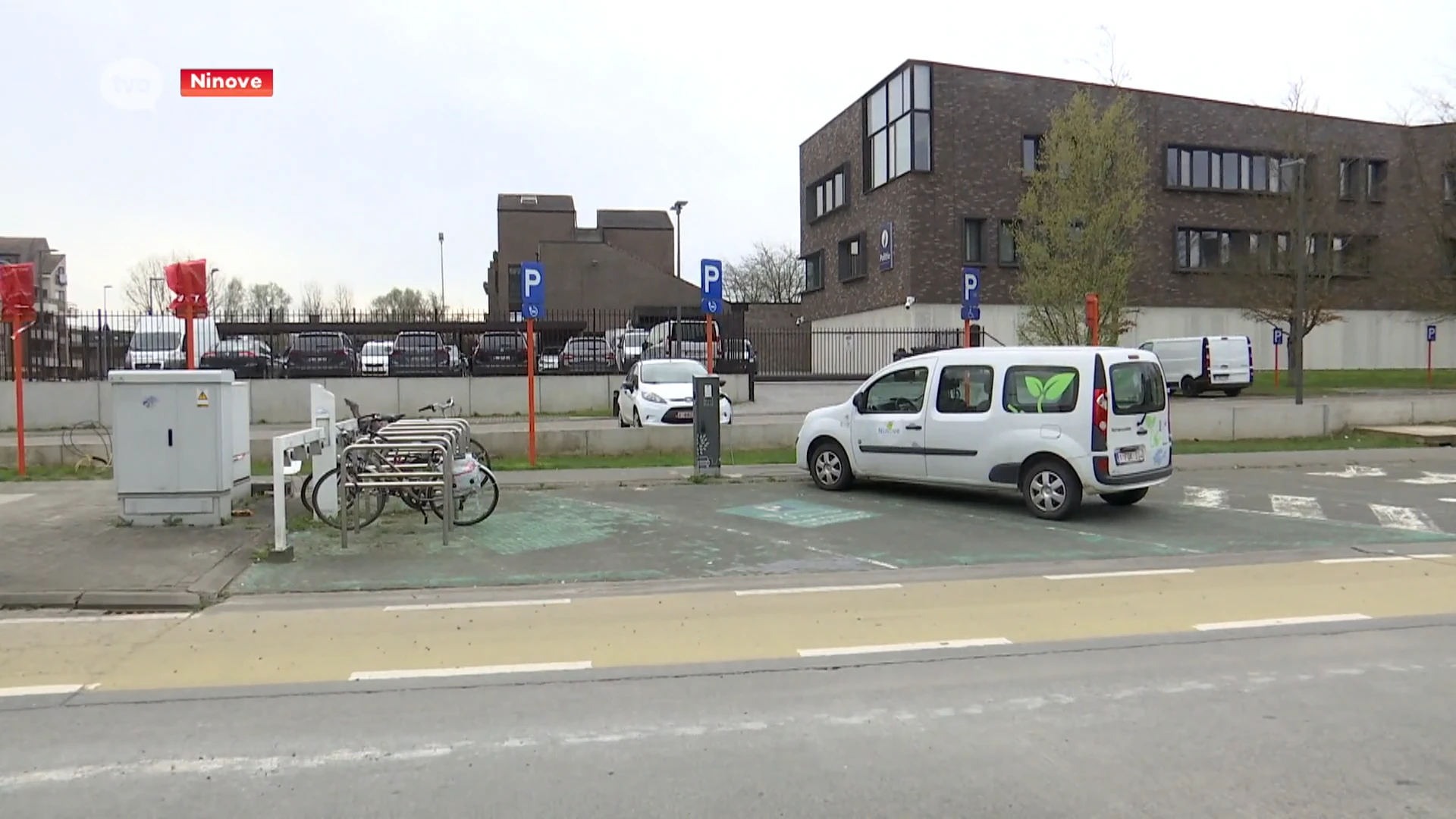 Doet de stad Ninove aan laadpaalkleven? Bestelwagen al sinds donderdag in stopcontact