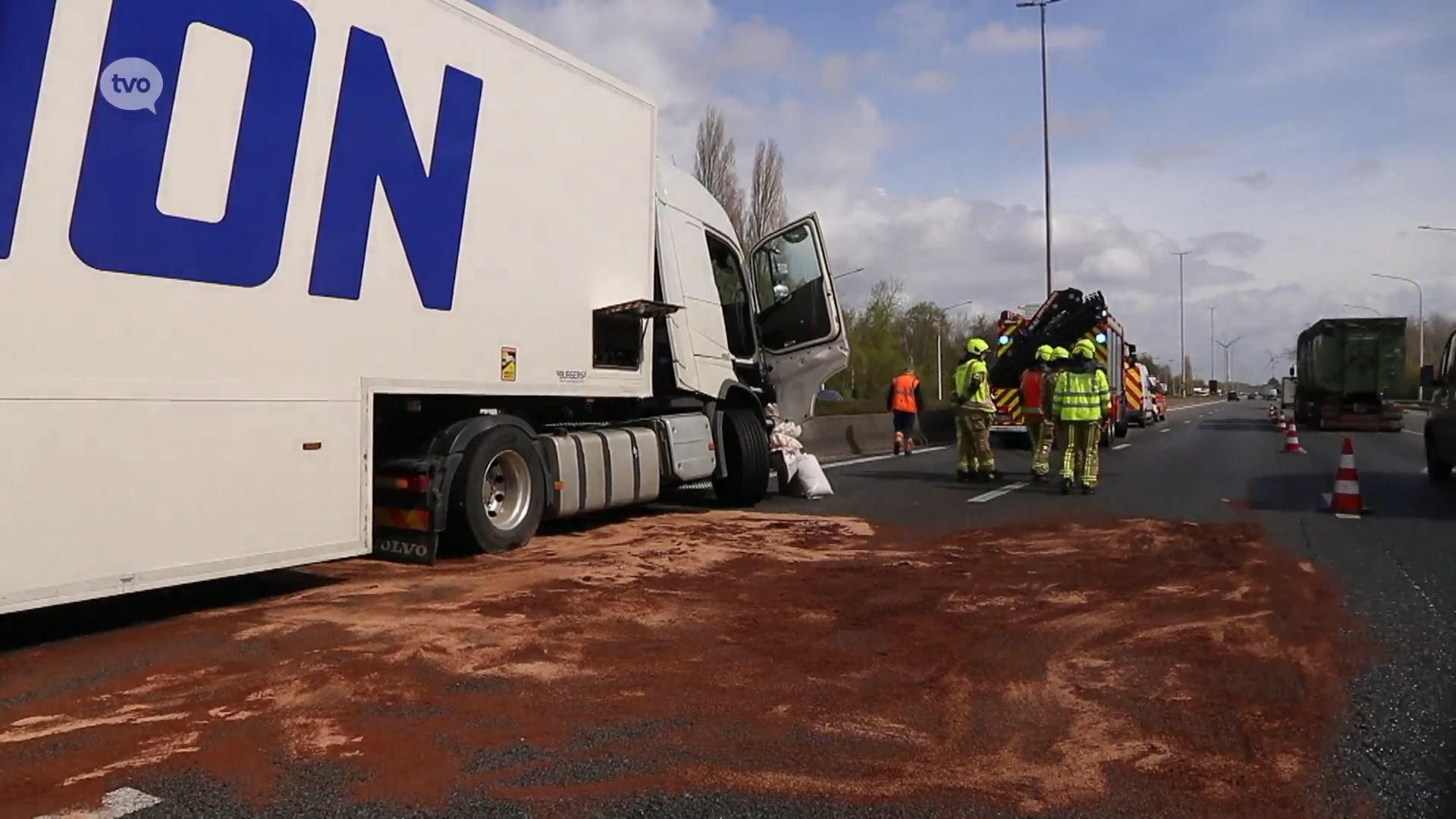 Vrachtwagen belandt tegen middenberm na klapband, meer dan uur file op E17